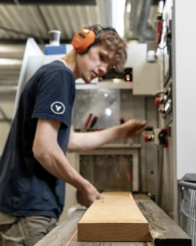 Zie hier de de afwerking van het eikenhout in de werkplaats in Heeze, langs onze woonwinkel.