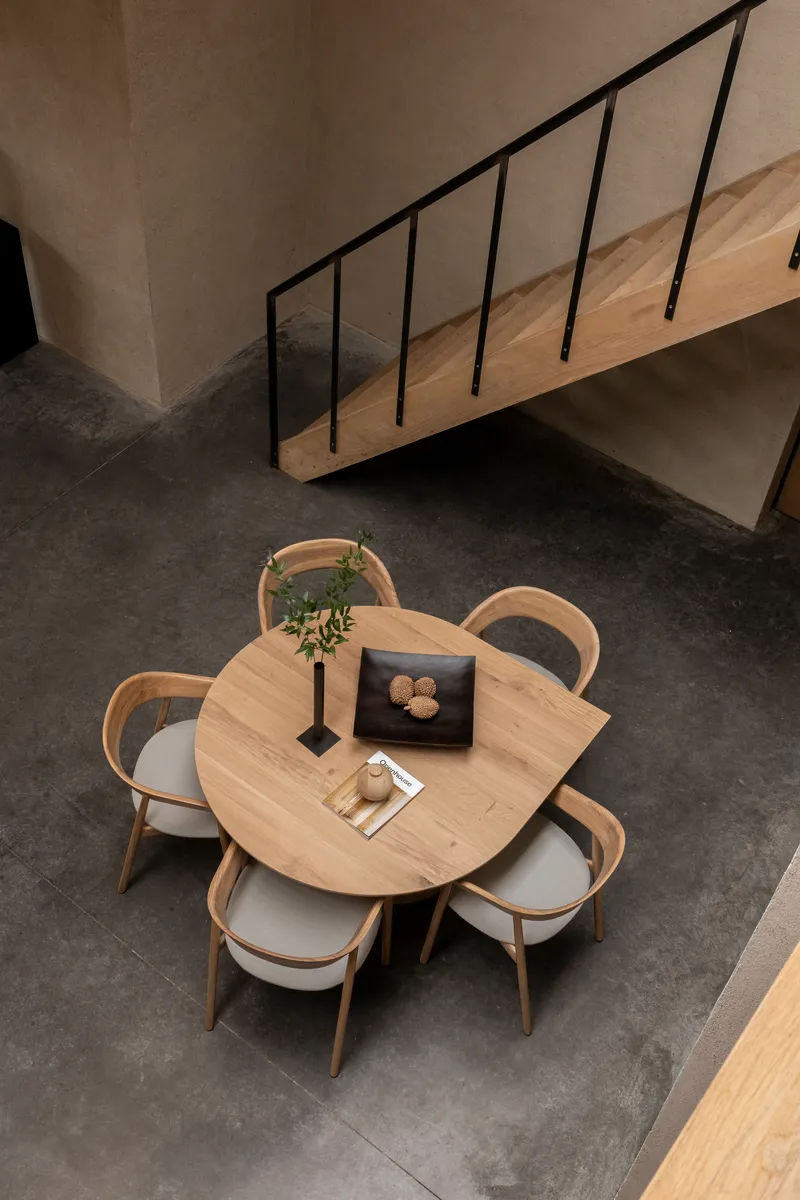 Studio Verbaan ronde eettafel van eikenhout met 5 stoelen