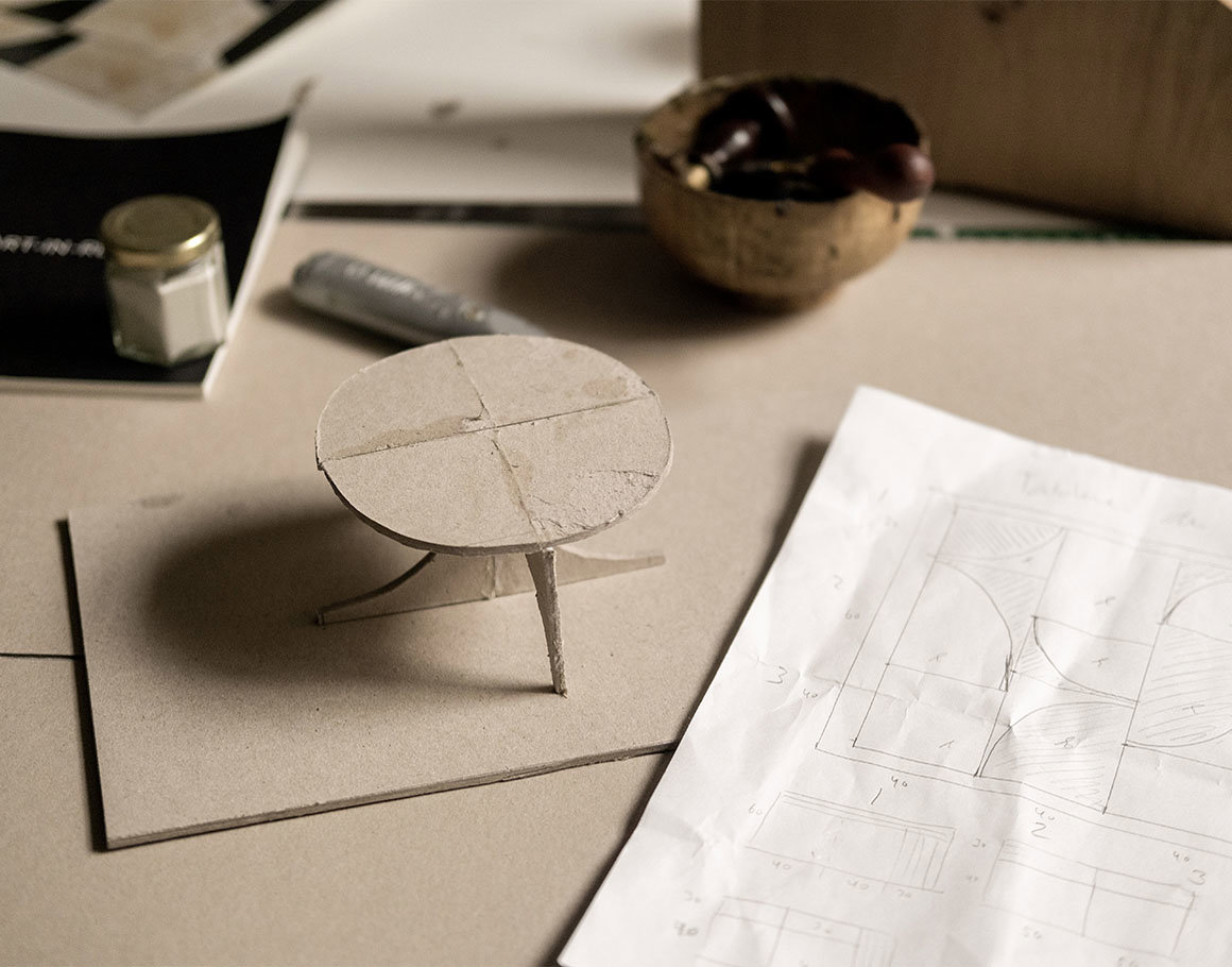 Eetkamertafel van Table du Sud in interieur met ronde vormen en warme trendkleuren – woontrends 2025