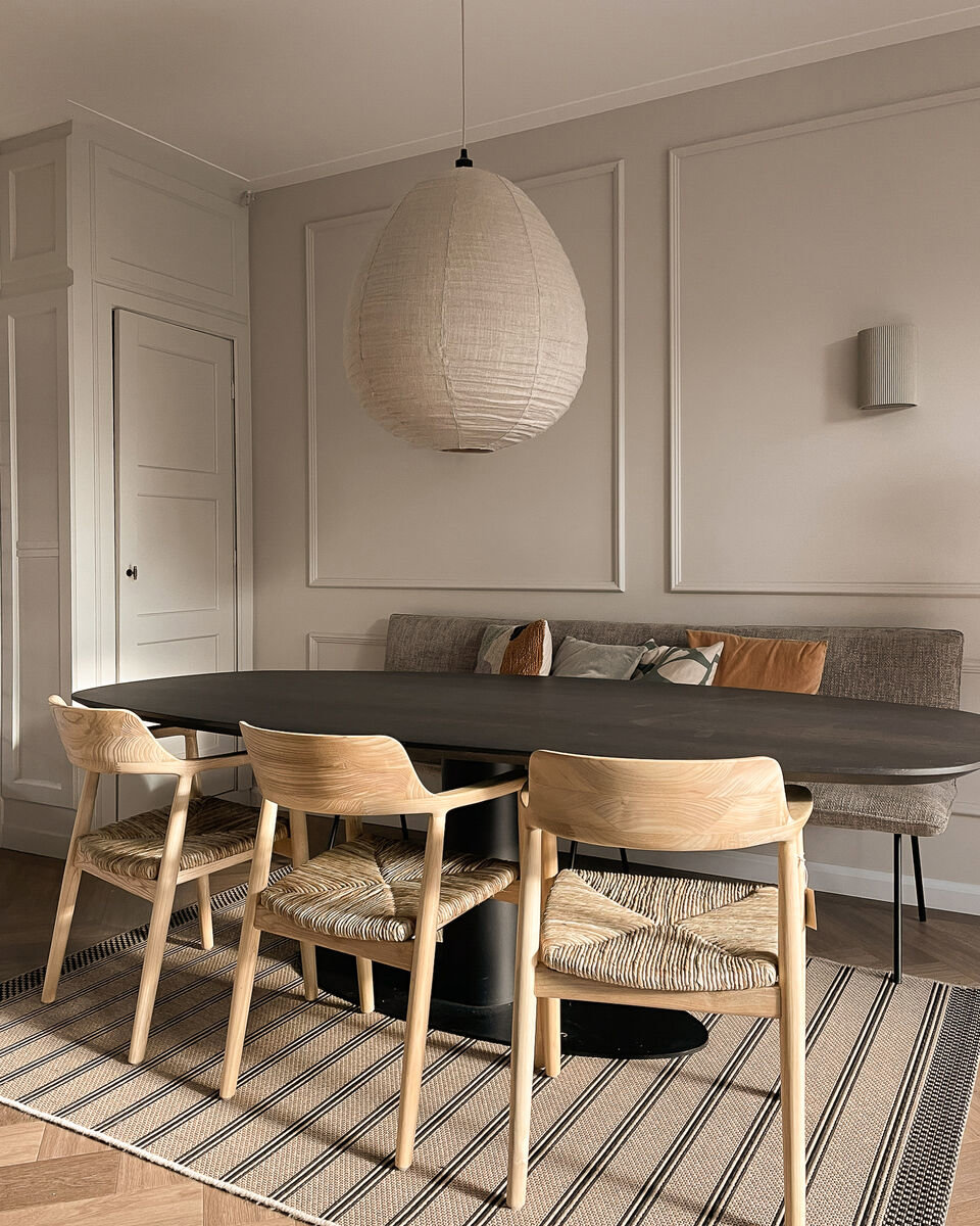 Deens ovale eettafel in Japandi eethoek met 3 eetkamerstoelen en een eetkamerbank