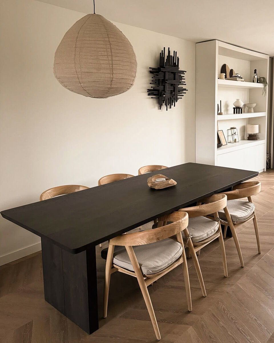 Japandi eettafel bonqui in het zwart met zes eiken eetkamerstoelen