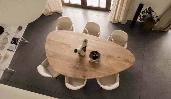 Een woning in de japandi woonstijl, met bijpassende kiezelvormige eikenhouten eettafel en eetkamerstoelen mood mobitec.