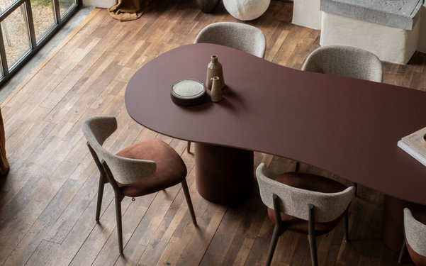 Woontrend 2025 burgundy, fenix eettafel met zes eetkamerstoelen