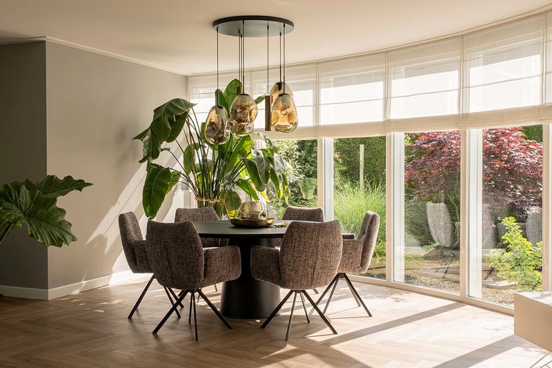 Zwarte-ronde-eettafel-8-personen-met-O-poot Zie hier een ronde eettafel voor 8 personen. Het is een zwarte ronde eettafel met een O-poot.