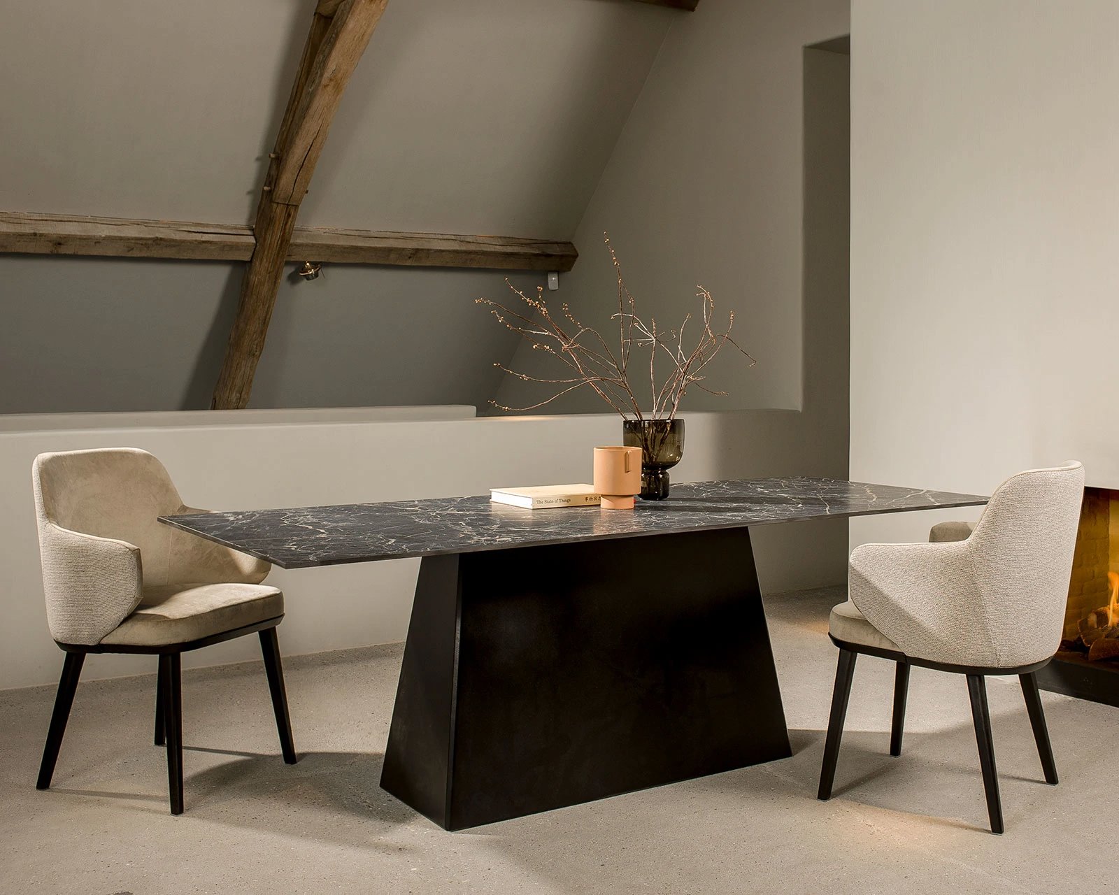 Keramische eettafel, saint lauren satin. Mason stoel in Juke 51 (in) - Sneak 01 (out).