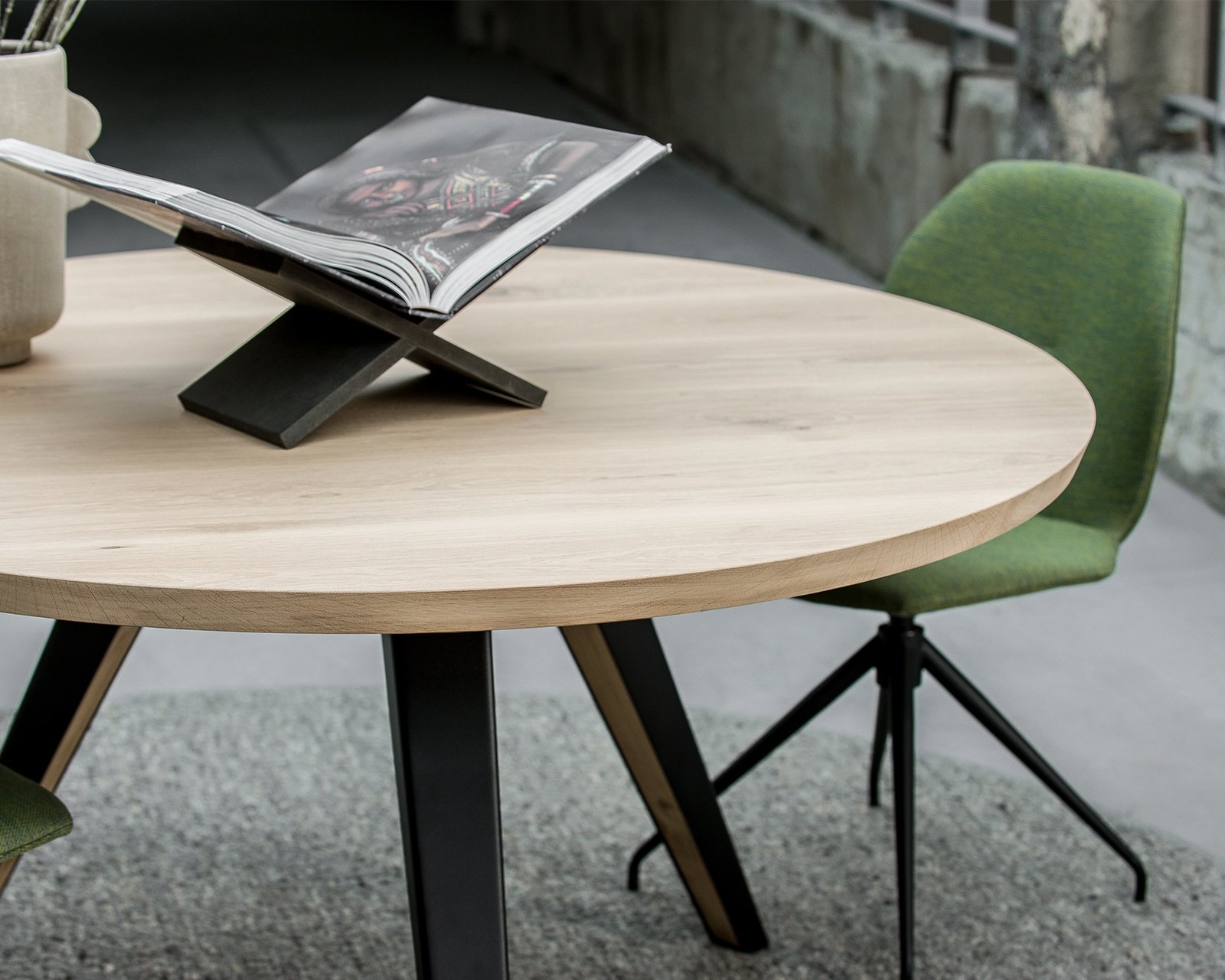Ronde eettafel van eikenhout met een Savie onderstel met decoratie | Table du Sud