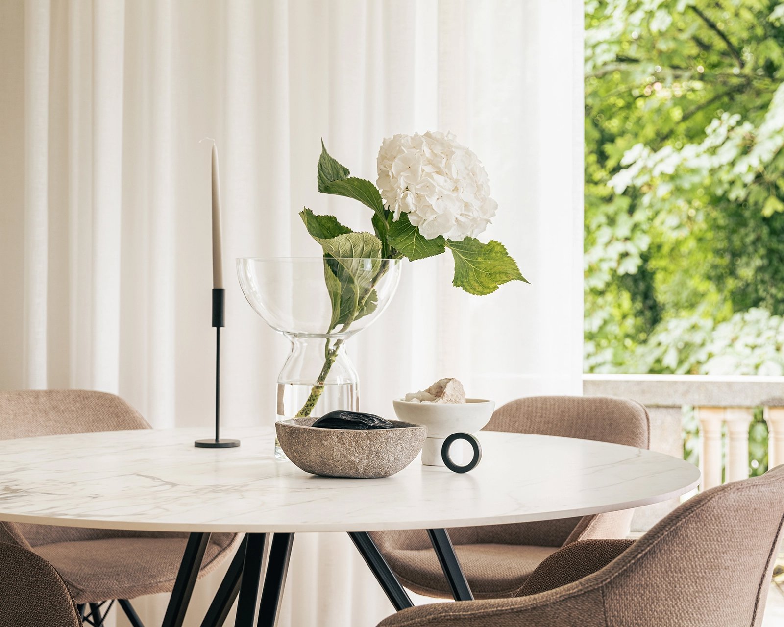 Keramische ronde eettafel met onderstel Chaneau in golden white satin met Goof stoelen in materiaal side - beige | Table du Sud