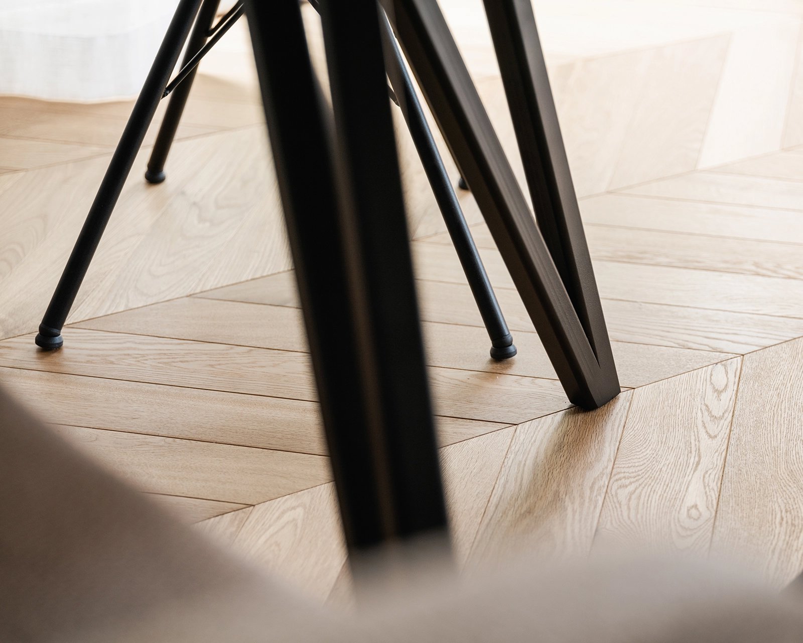 Keramische ronde eettafel met onderstel Chaneau poot. | Table du Sud