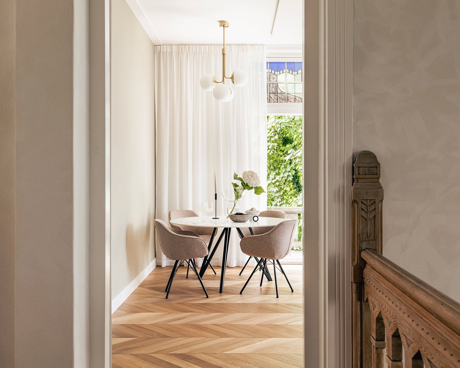 Keramische ronde eettafel met onderstel Chaneau in golden white satin met Goof stoelen in materiaal side - beige | Table du Sud