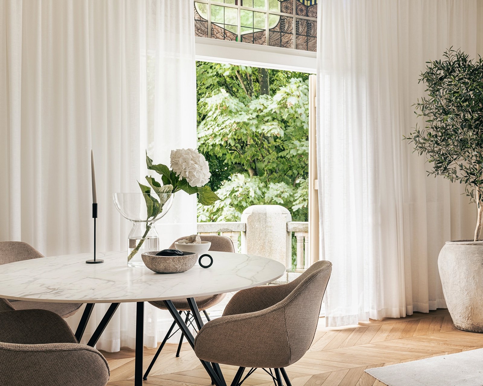 Keramische ronde eettafel met onderstel Chaneau in golden white satin met Goof stoelen in materiaal side - beige | Table du Sud