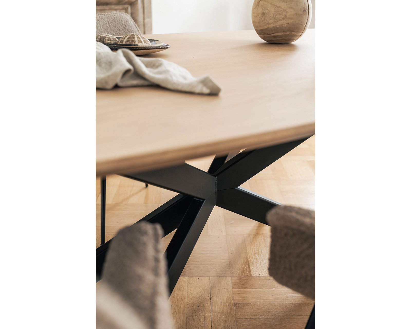 Ovale eikenhouten eettafel Gap in ultra matte lak met de Billy stoelen in Adam stof - papyrus 07.