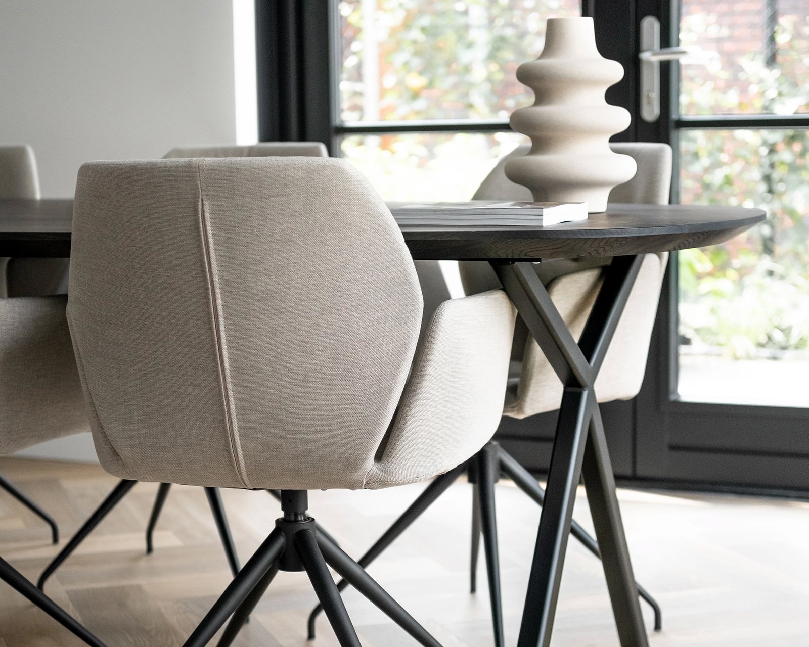 Deens ovale eikenhouten eettafel Lachaud in black smoke intense met de Mood #95 eetkamerstoelen in mango - beige.