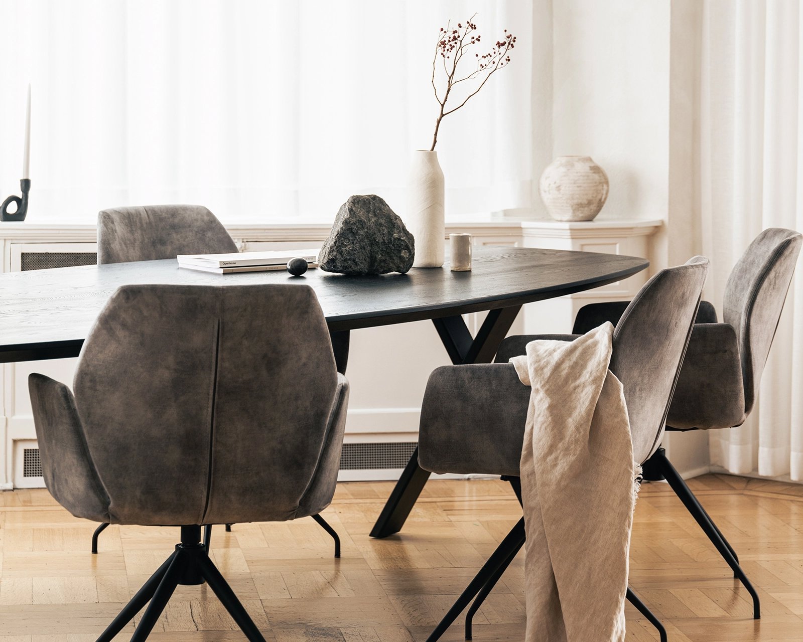 Deens ovale eikenhouten eettafel in deep black (9005) met de Mood #95 eetkamerstoelen in genova - steel.