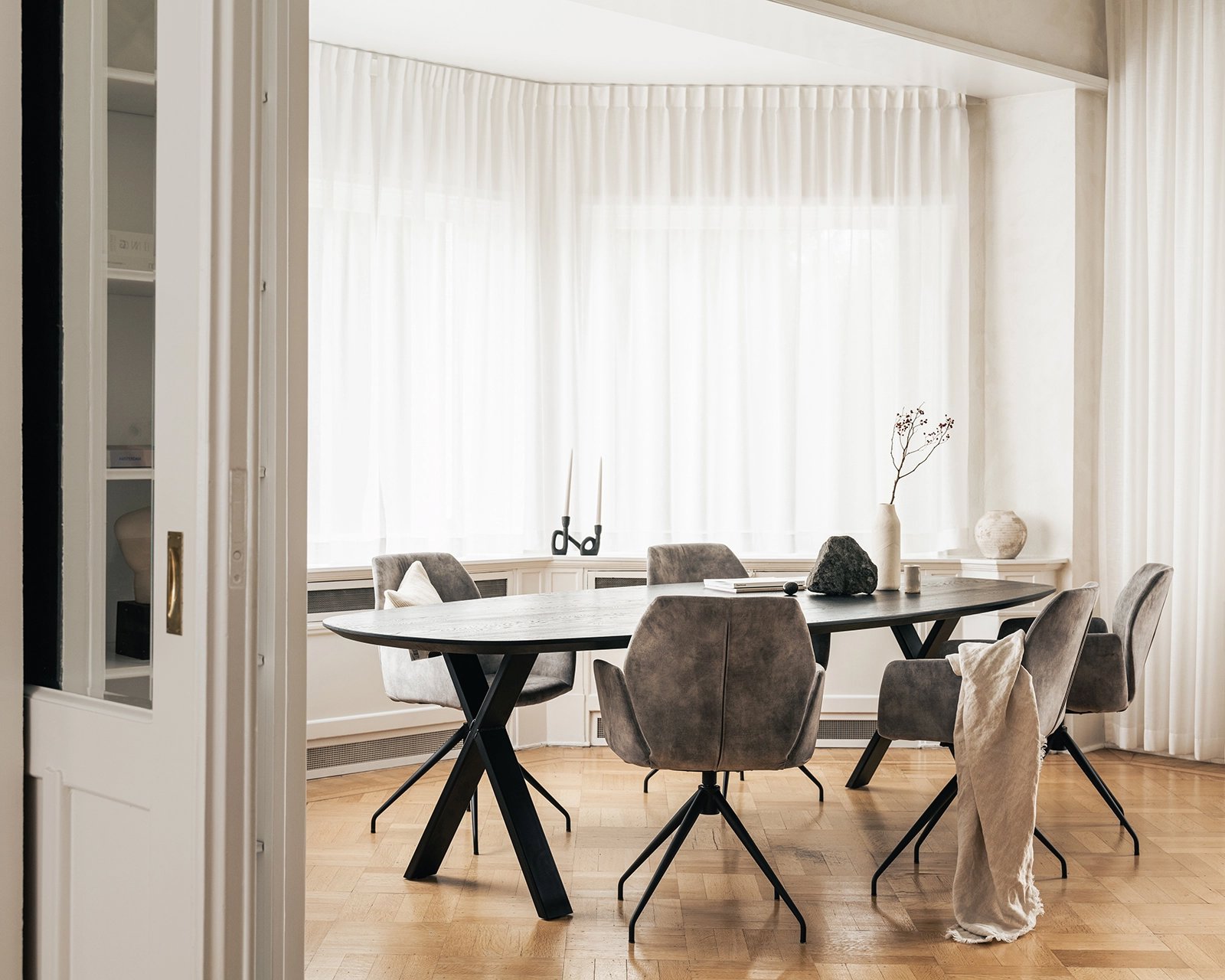 Deens ovale eikenhouten eettafel in deep black (9005) met de Mood #95 eetkamerstoelen in genova - steel.