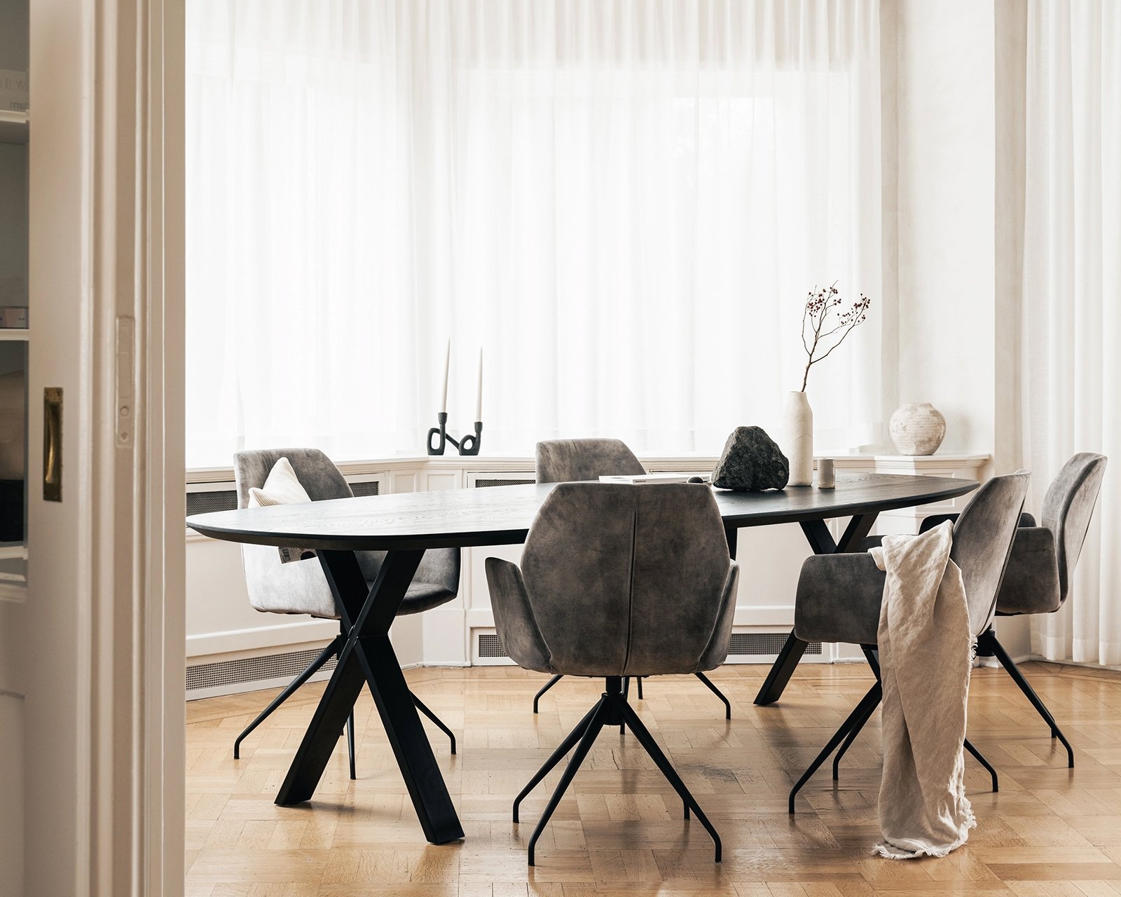 Deens ovale eikenhouten eettafel in deep black (9005) met de Mood #95 eetkamerstoelen in genova - steel.