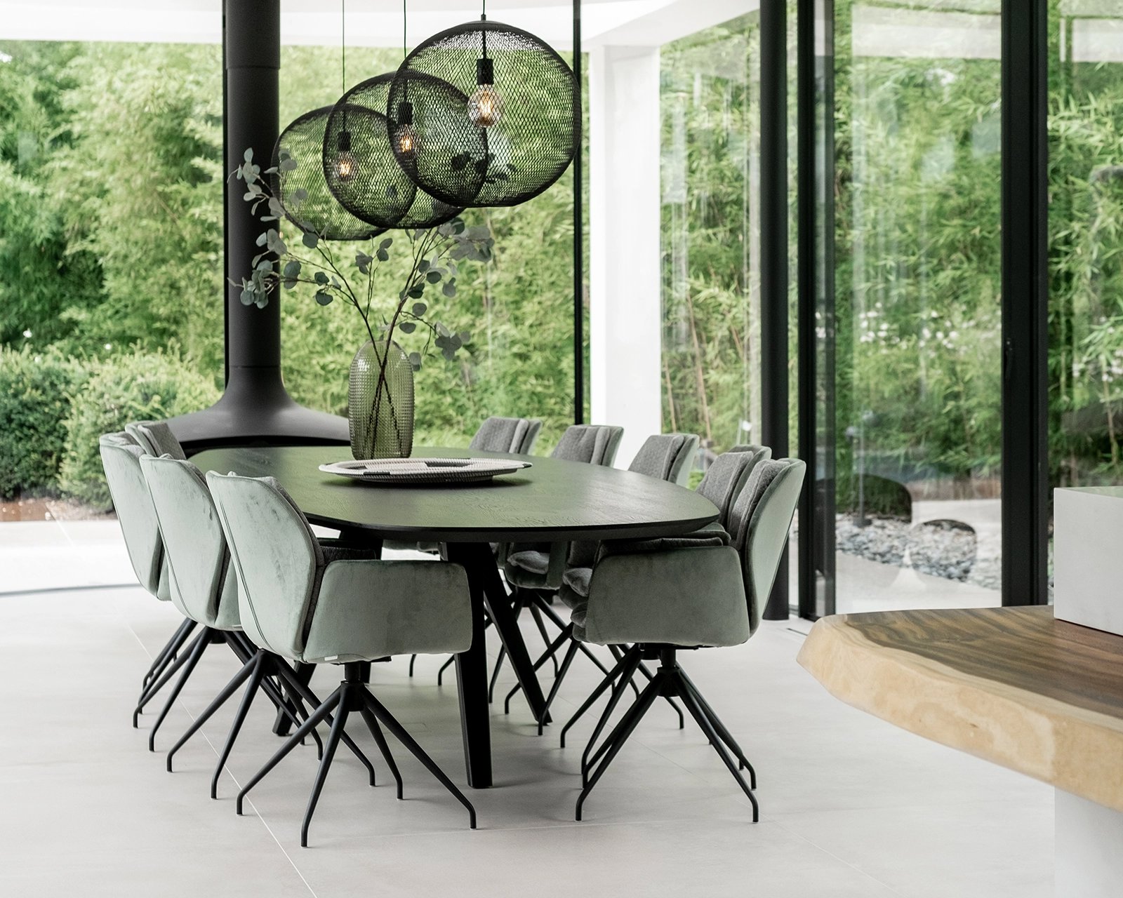 Deens ovale eikenhouten eettafel Eminent in deep black (9005) met de Mood #96 eetkamerstoelen.