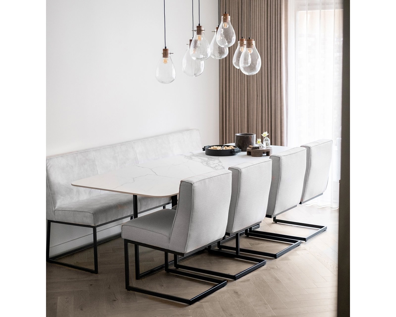 Keramische eettafel 240x100 cm in Statuario Satin met eetkamerbank Le Mans in Adore - Ecru 102 en Le Mans eetkamerstoelen in Board - Natural 01. 