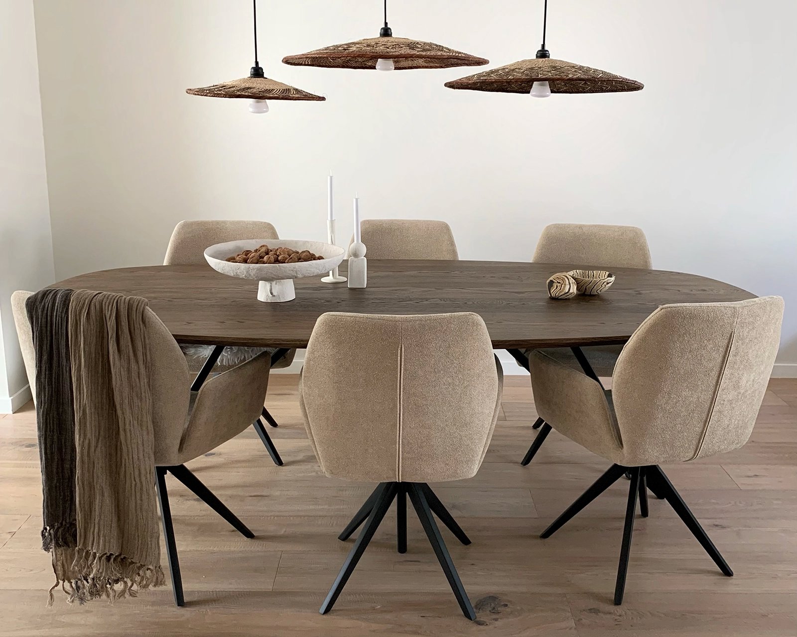 Deens ovale eikenhouten eettafel Pomm, 240x120 cm in black smoke light met de Misaki eetkamerstoelen in funky fudge.