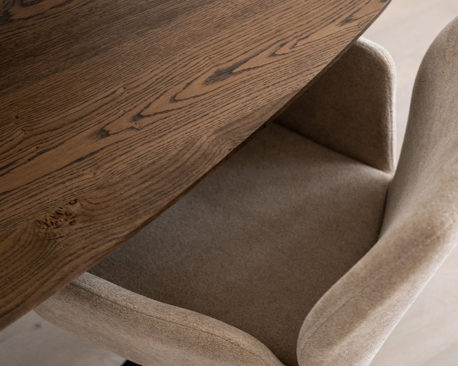 Deens ovale eikenhouten eettafel Pomm. Afmeting 240x120x4 cm in nieuw eiken, black smoke light. Misaki - Jesper Home eetkamerstoelen in funky fudge.