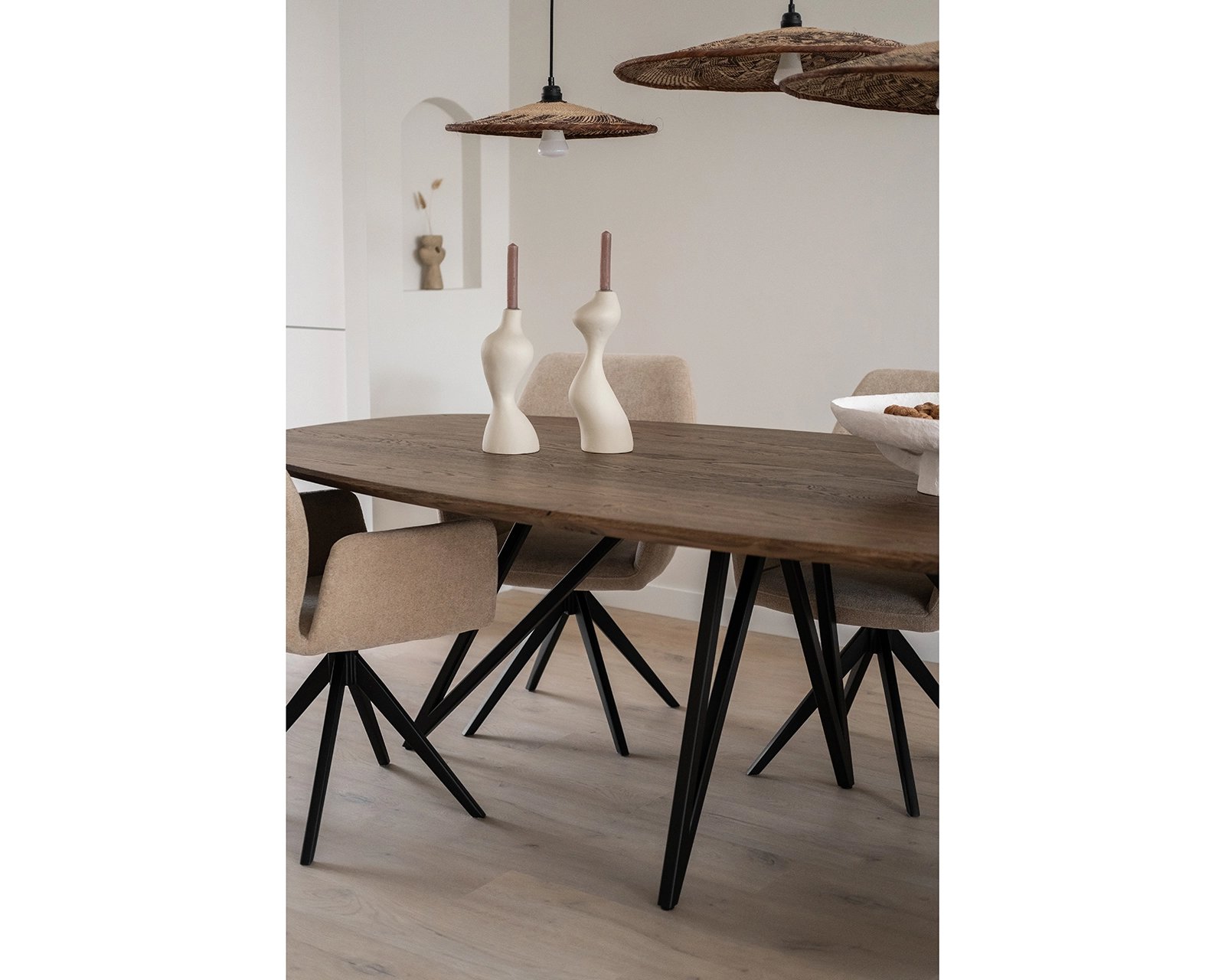Deens ovale eikenhouten eettafel Pomm. Afmeting 240x120x4 cm in nieuw eiken, black smoke light. Misaki - Jesper Home eetkamerstoelen in funky fudge.
