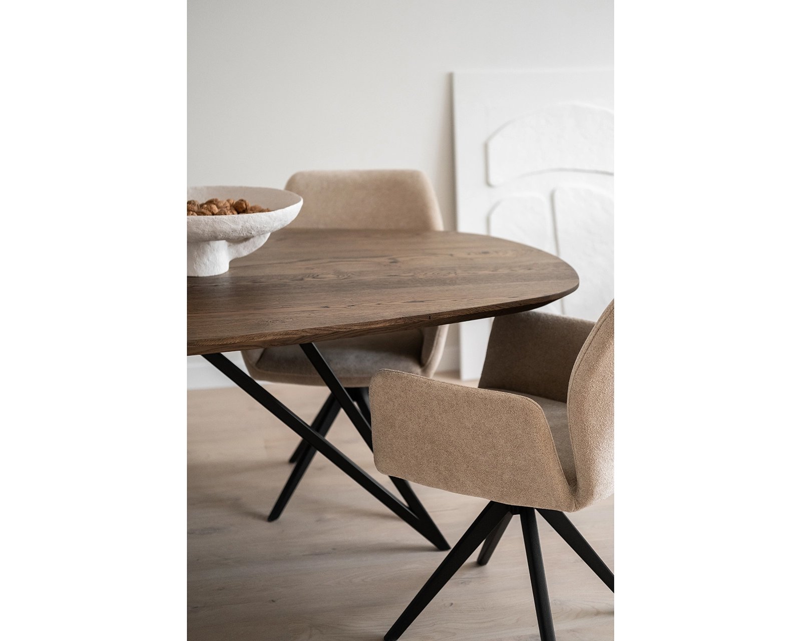 Deens ovale eikenhouten eettafel Pomm. Afmeting 240x120x4 cm in nieuw eiken, black smoke light. Misaki - Jesper Home eetkamerstoelen in funky fudge.