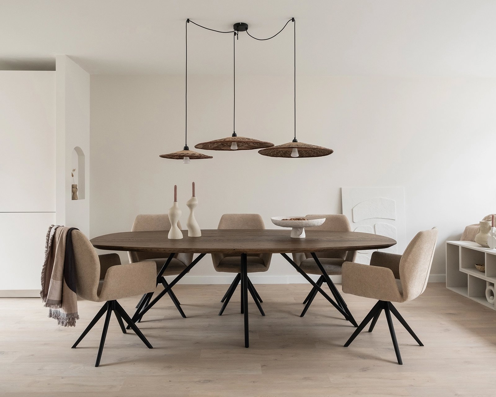 Deens ovale eikenhouten eettafel Pomm. Afmeting 240x120x4 cm in nieuw eiken, black smoke light. Misaki - Jesper Home eetkamerstoelen in funky fudge.