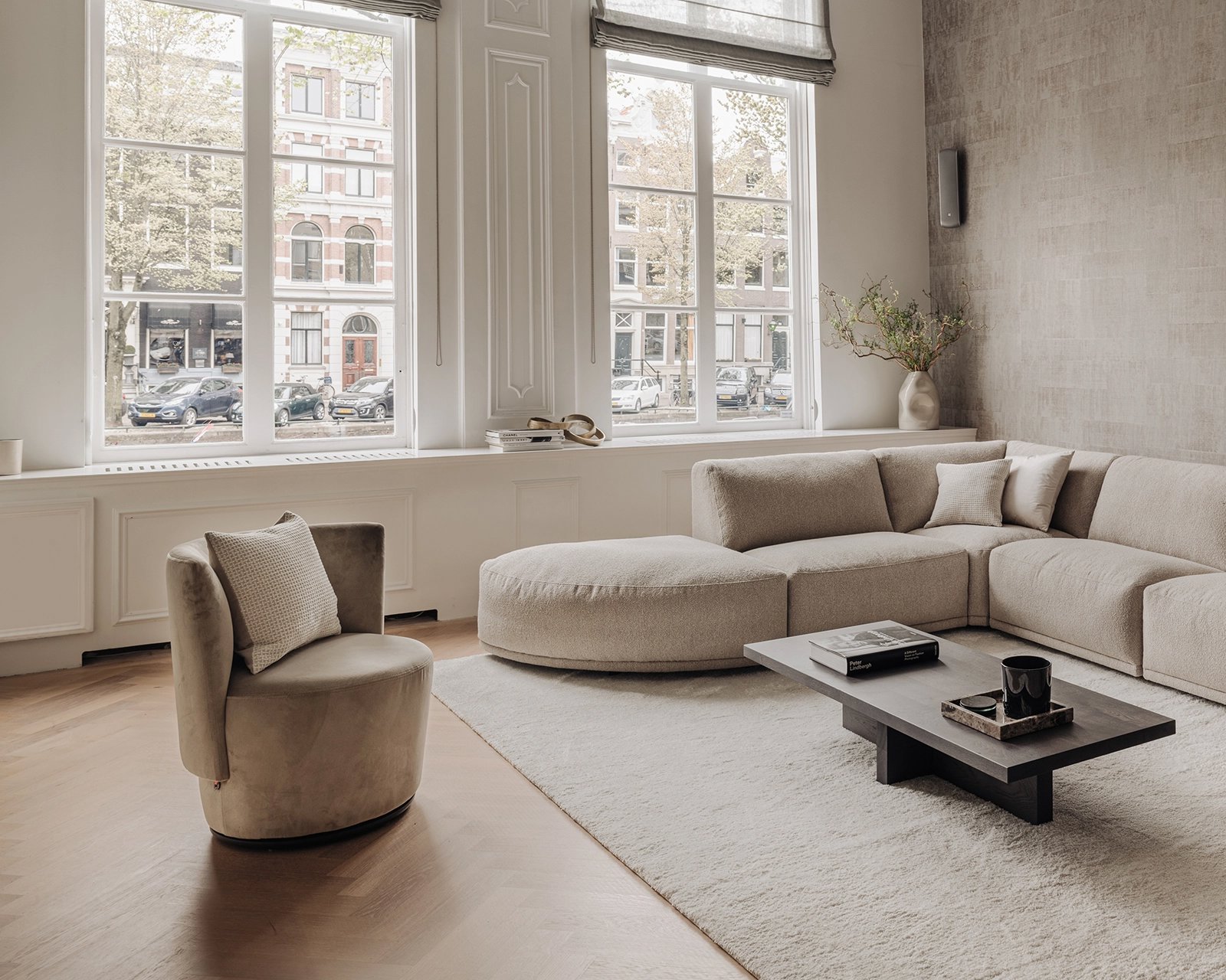 Hoekbank Camiel in alpine - beige 05 met vloerkleed Saint 240x340 in kleur 6666. Fauteuil Bolero in Juke - khaki 51 en salontafel Len in Black smoke intense.