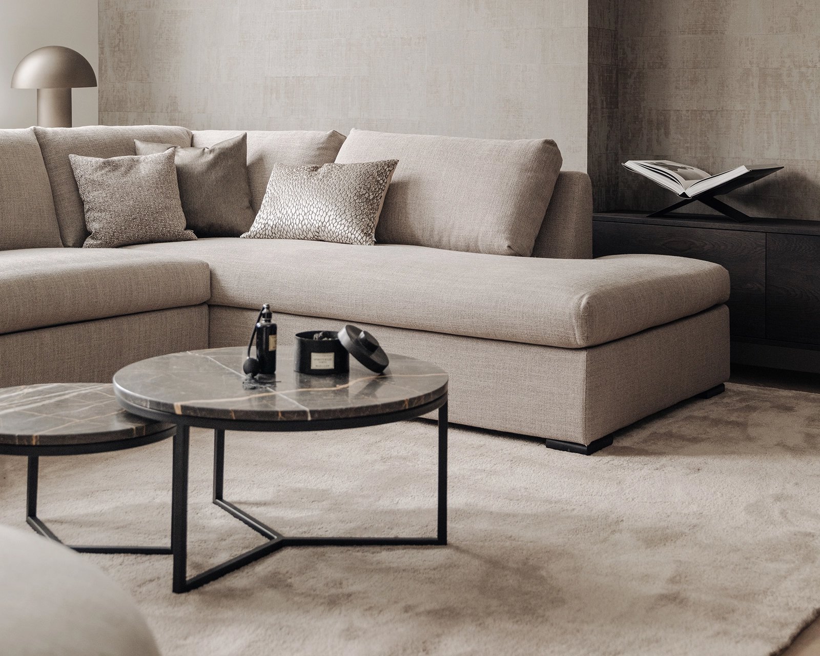 Donna hoekbank met vloerkleed Rubis, 300x470 cm in kleur 34. Marmeren salontafel set Veva. Pastille pouf.