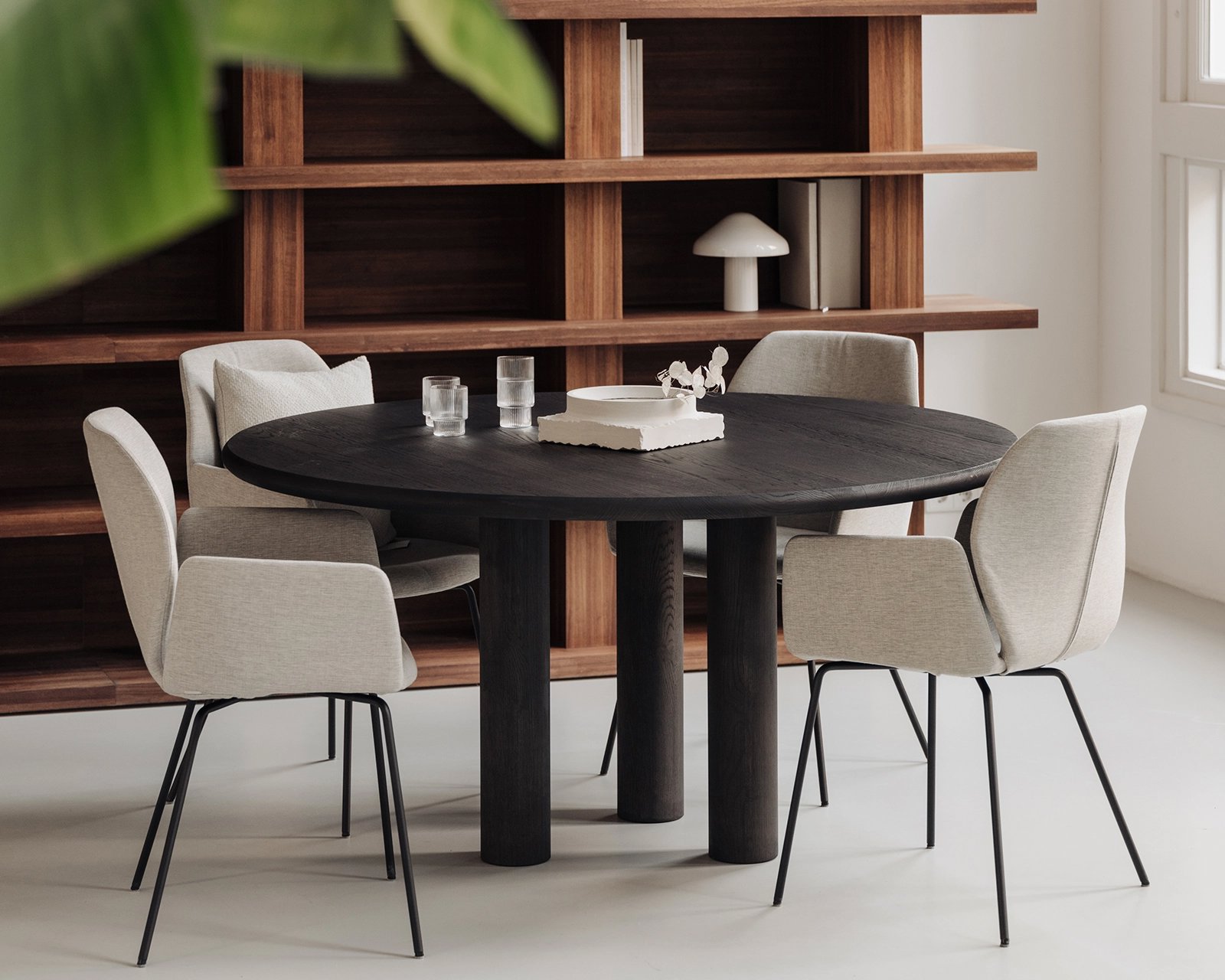 Ronde eettafel eikenhout met onderstel Pippa in black smoke intense met de Mood #95 PM17 eetkamerstoelen | Table du Sud 