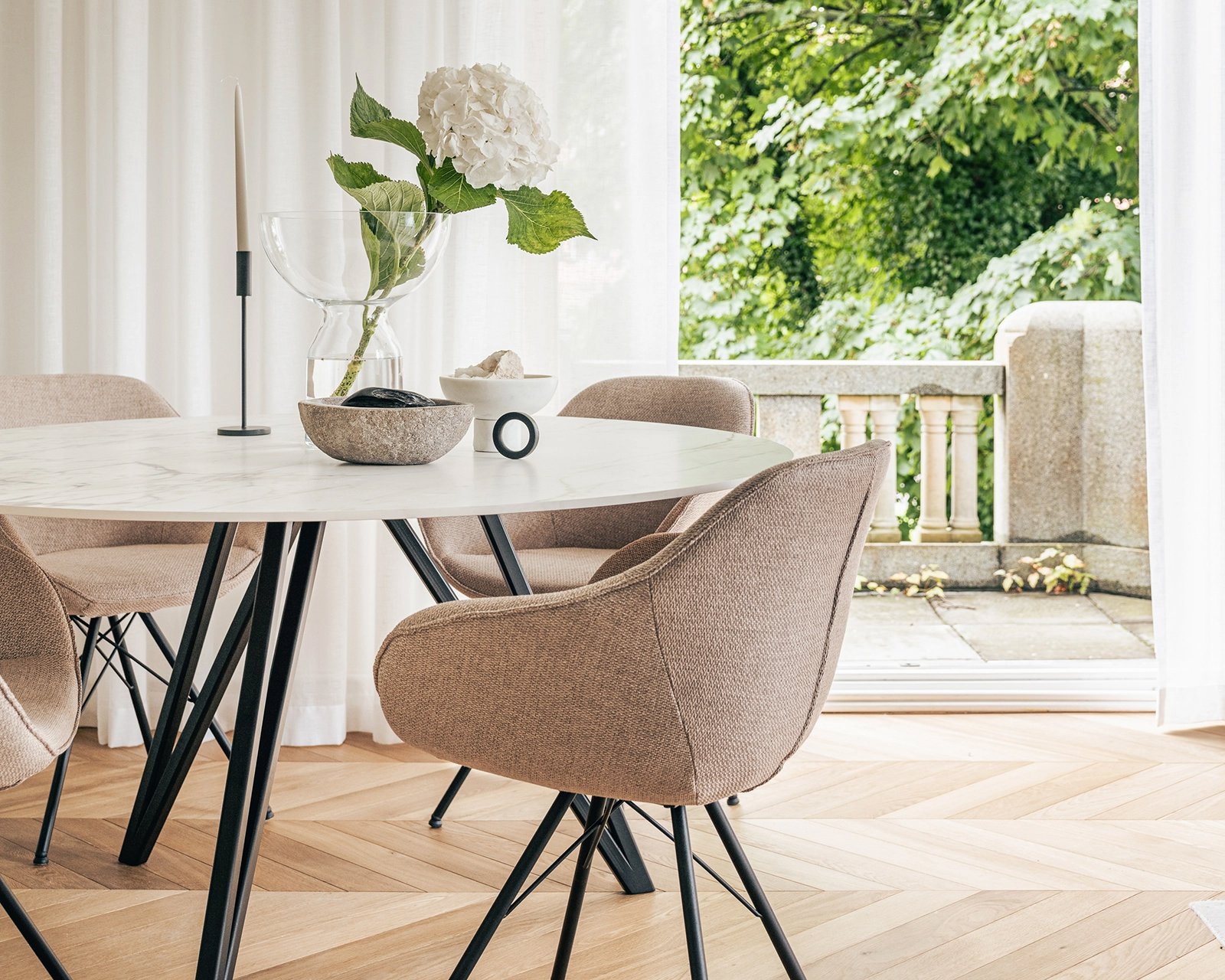 Keramische ronde eettafel Chaneau in golden white satin met Goof stoelen in materiaal side - beige | Table du Sud