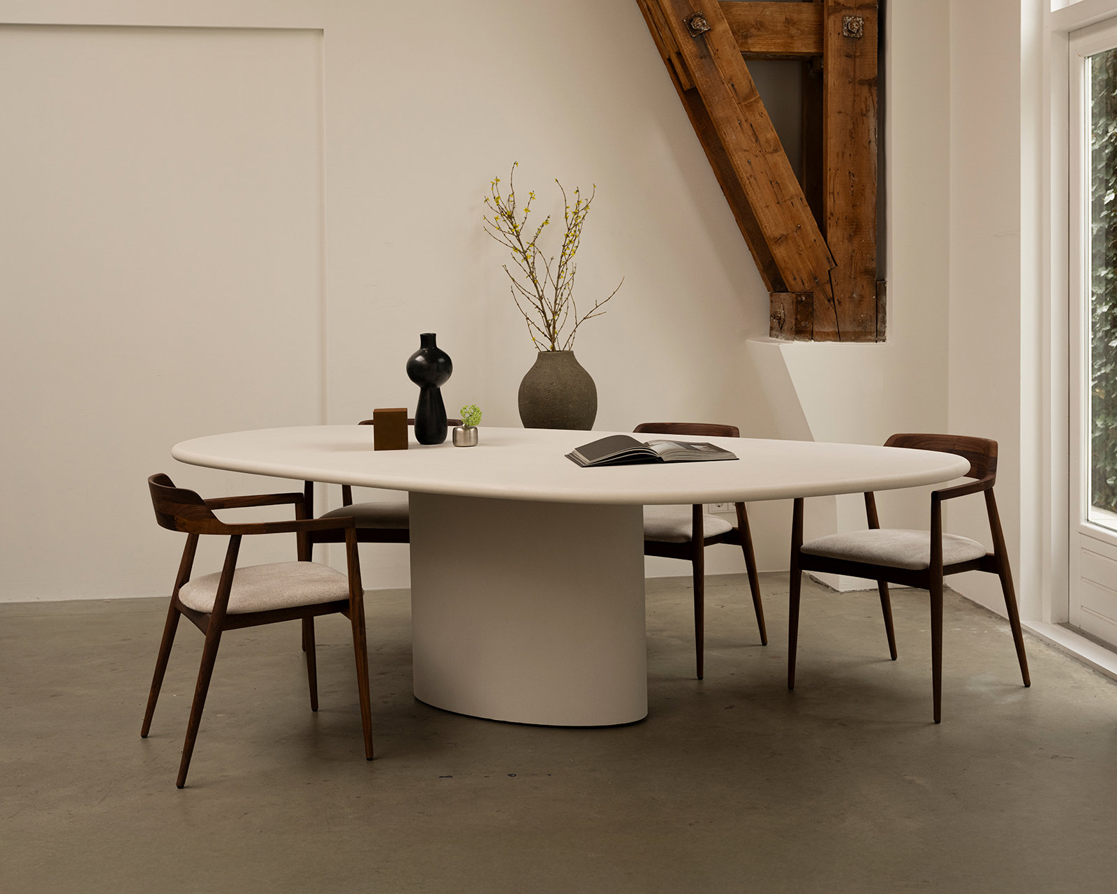 Betonnen-eettafel-Betram-met-Mula-stoelen-2---kopie
