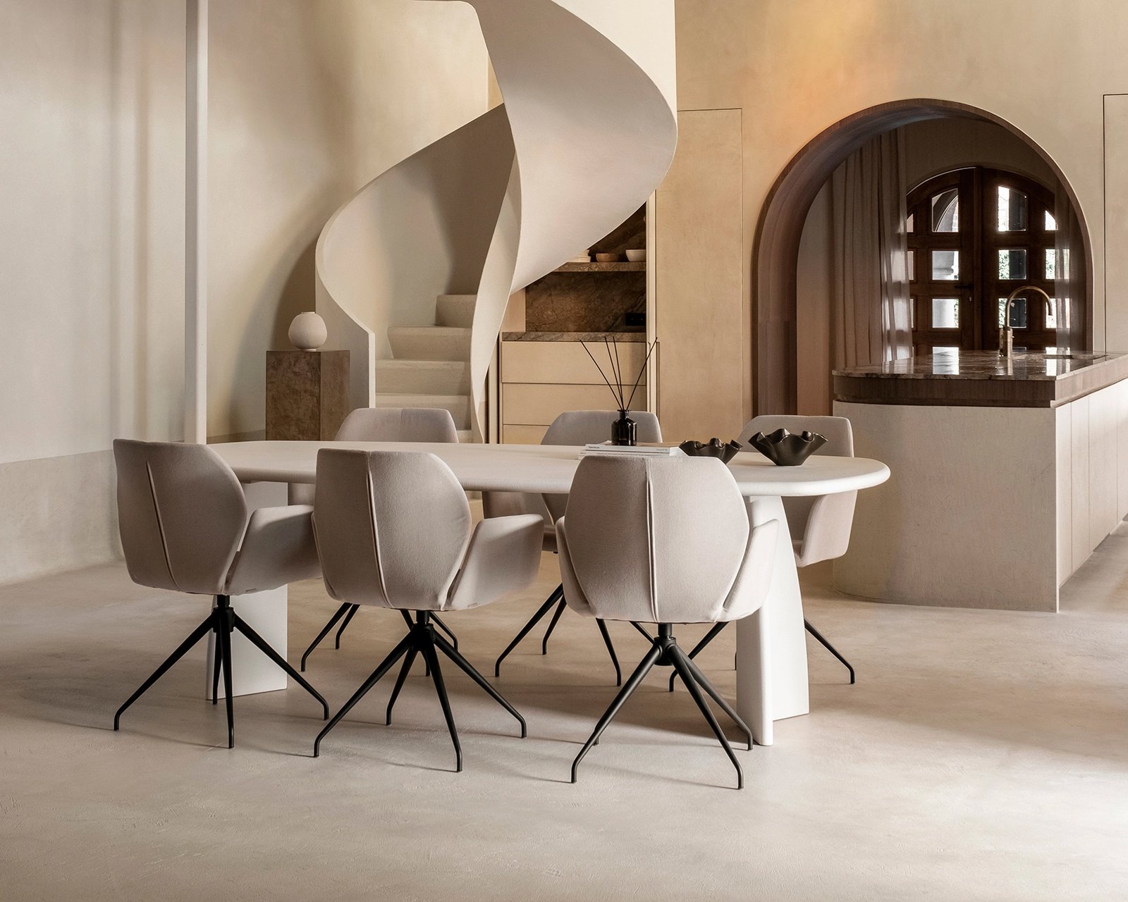 Deens-ovale-betonnen-tafel-conair-mood-stoelen4