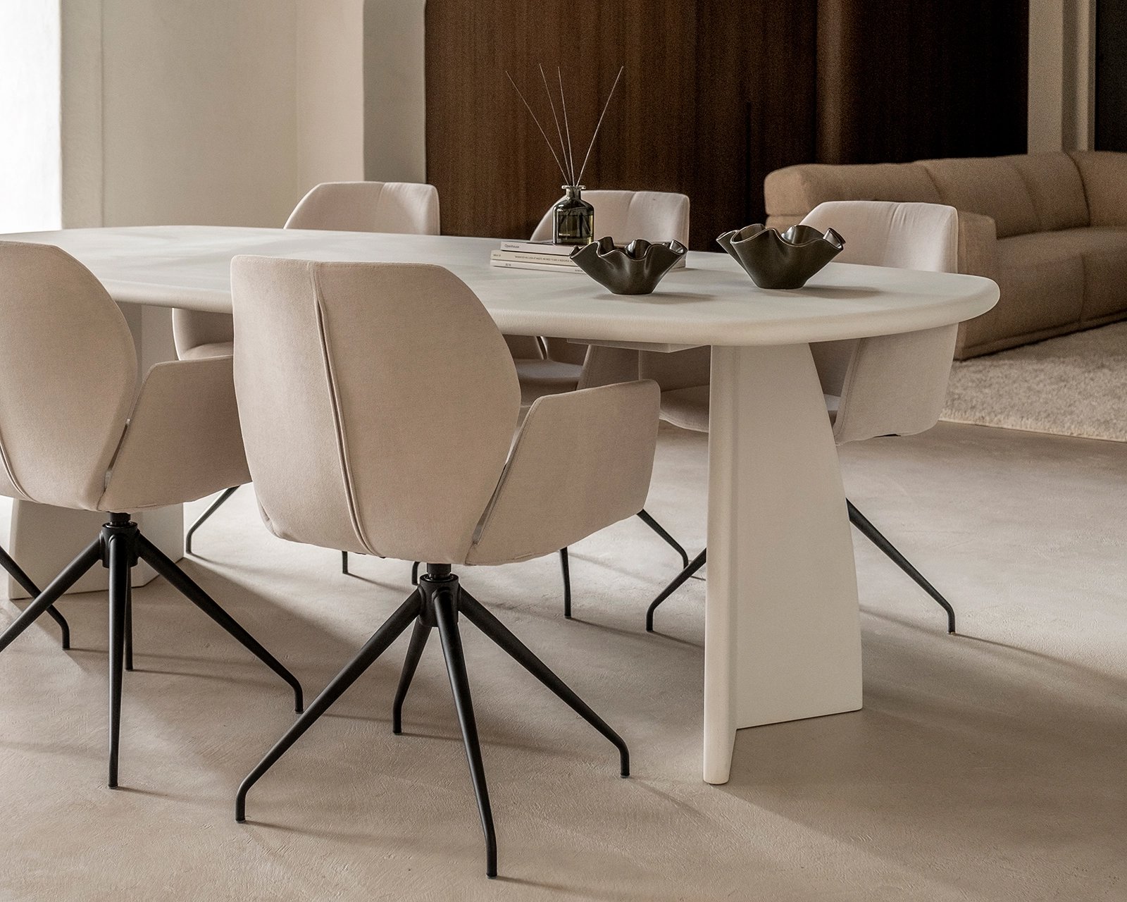 Deens-ovale-betonnen-tafel-conair-mood-stoelen3
