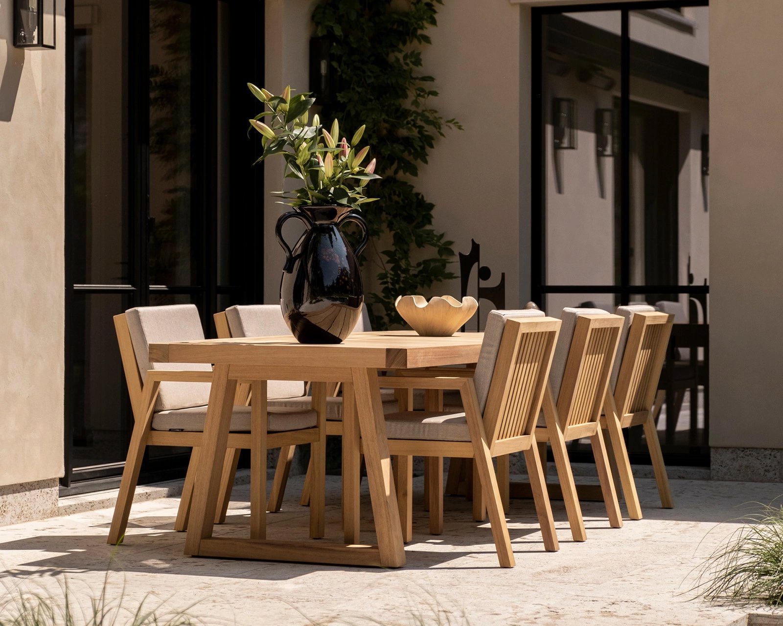 De iroko buitenmeubel collectie van Table du Sud bestaat uit een serie tuintafels en tuinstoelen die gemaakt zijn van iroko hout en op maat worden gemaakt in eigen werkplaats in Nederland.