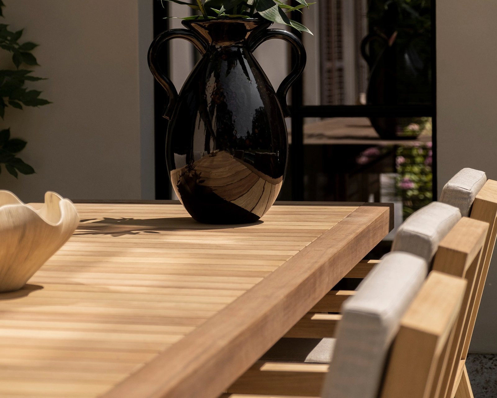 De iroko buitenmeubel collectie van Table du Sud bestaat uit een serie tuintafels en tuinstoelen die gemaakt zijn van iroko hout en op maat worden gemaakt in eigen werkplaats in Nederland.