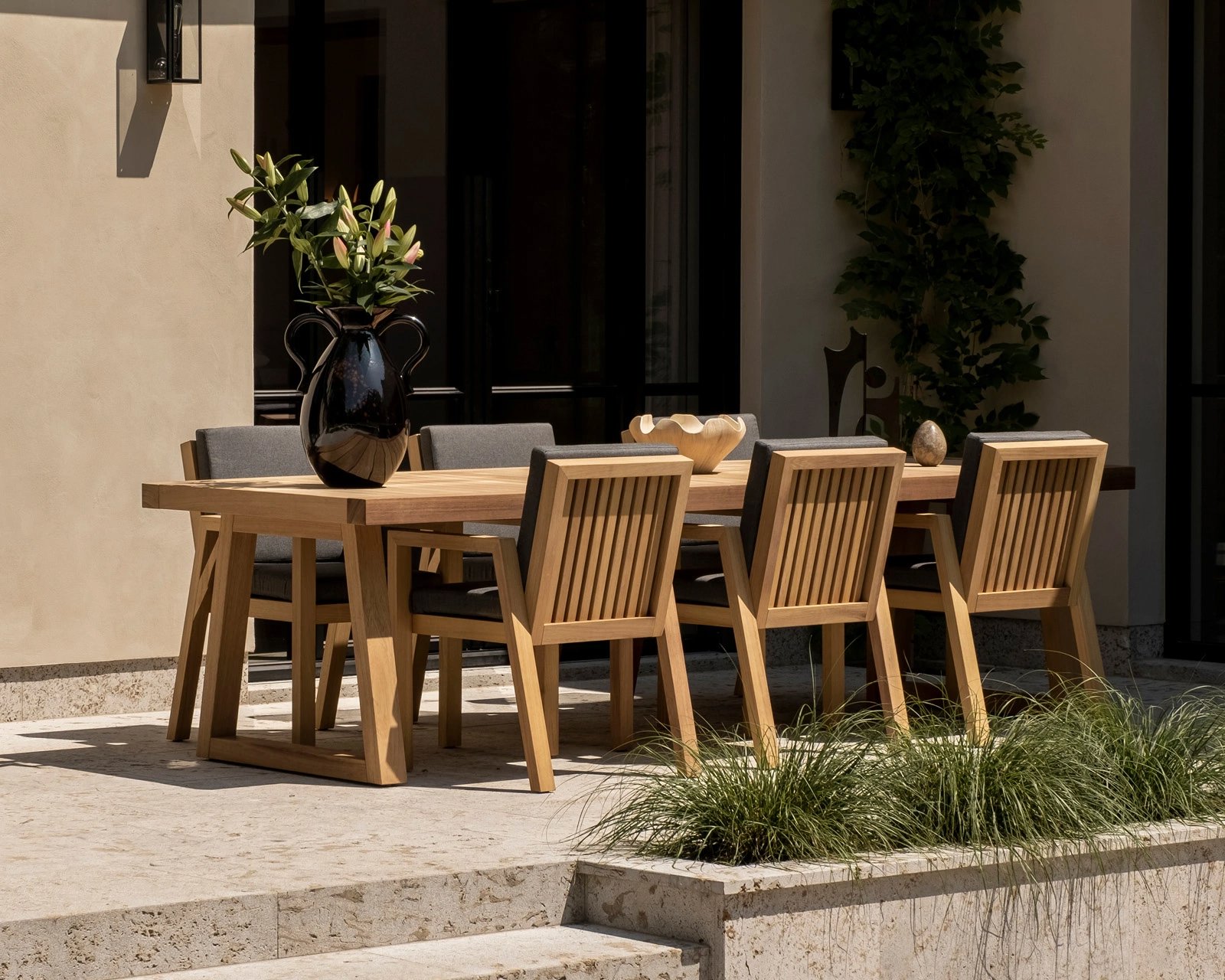 De iroko buitenmeubel collectie van Table du Sud bestaat uit een serie tuintafels en tuinstoelen die gemaakt zijn van iroko hout en op maat worden gemaakt in eigen werkplaats in Nederland.