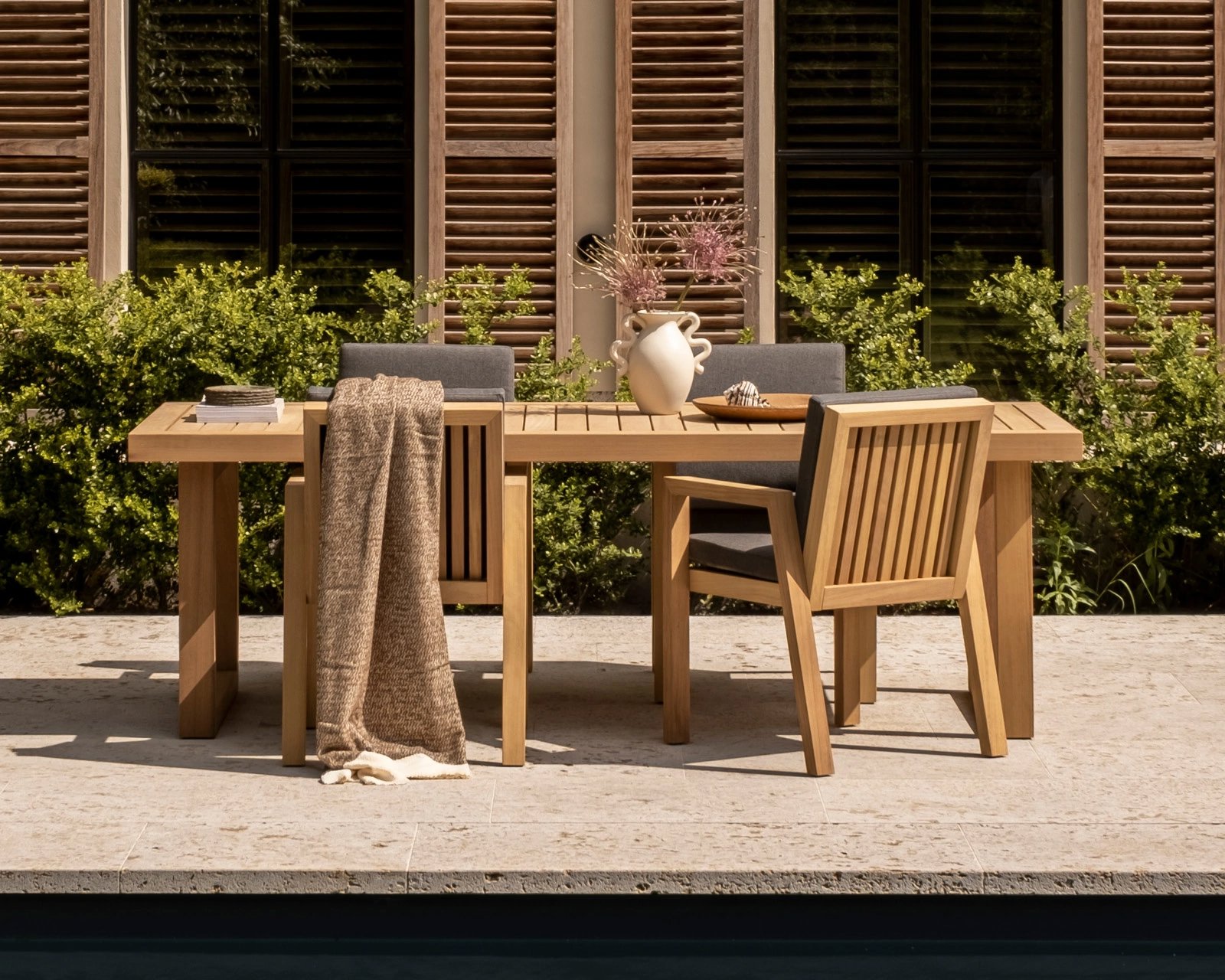 De iroko buitenmeubel collectie van Table du Sud bestaat uit een serie tuintafels en tuinstoelen die gemaakt zijn van iroko hout en op maat worden gemaakt in eigen werkplaats in Nederland.