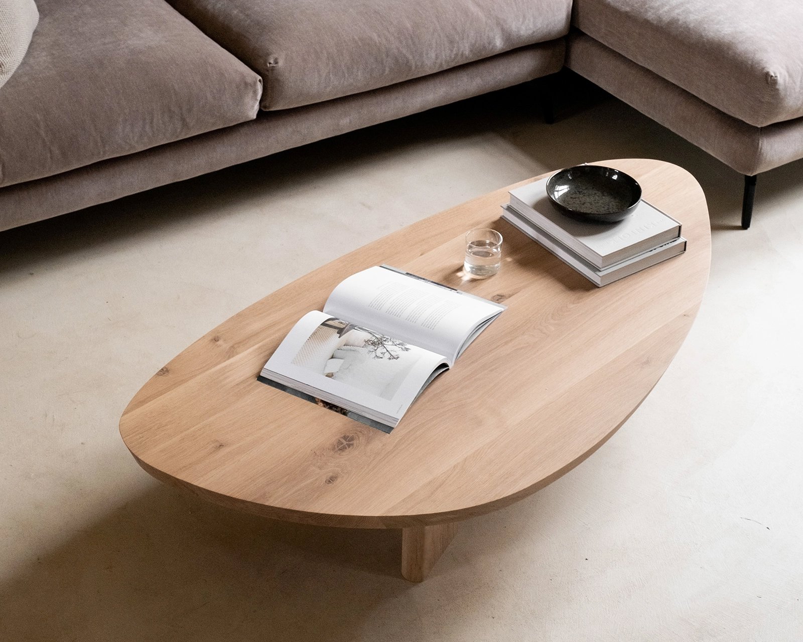 Pebble-shaped oak coffee table Liv Jr.