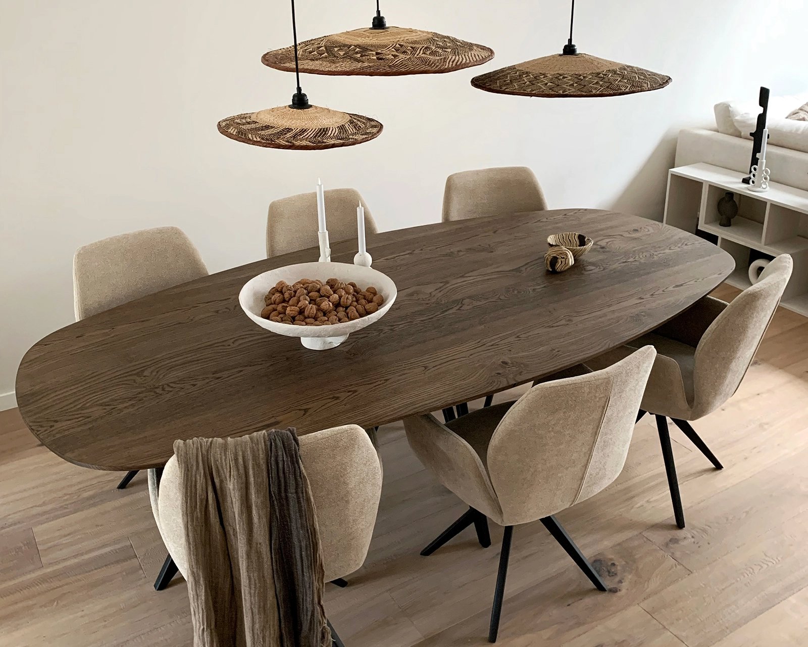 Deens ovale eikenhouten eettafel Pomm, 240x120 cm in black smoke light met de Misaki eetkamerstoelen in funky fudge.