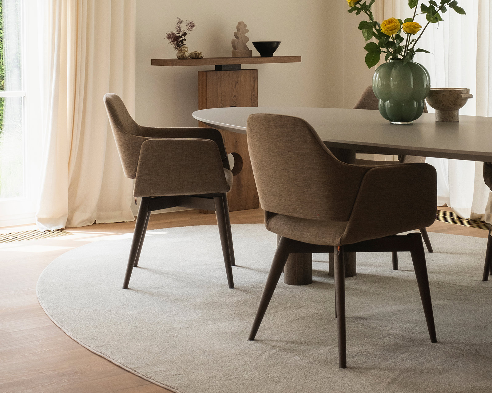 ovale-fenix-unicolor-pip-tafel-lotus-stoelen2