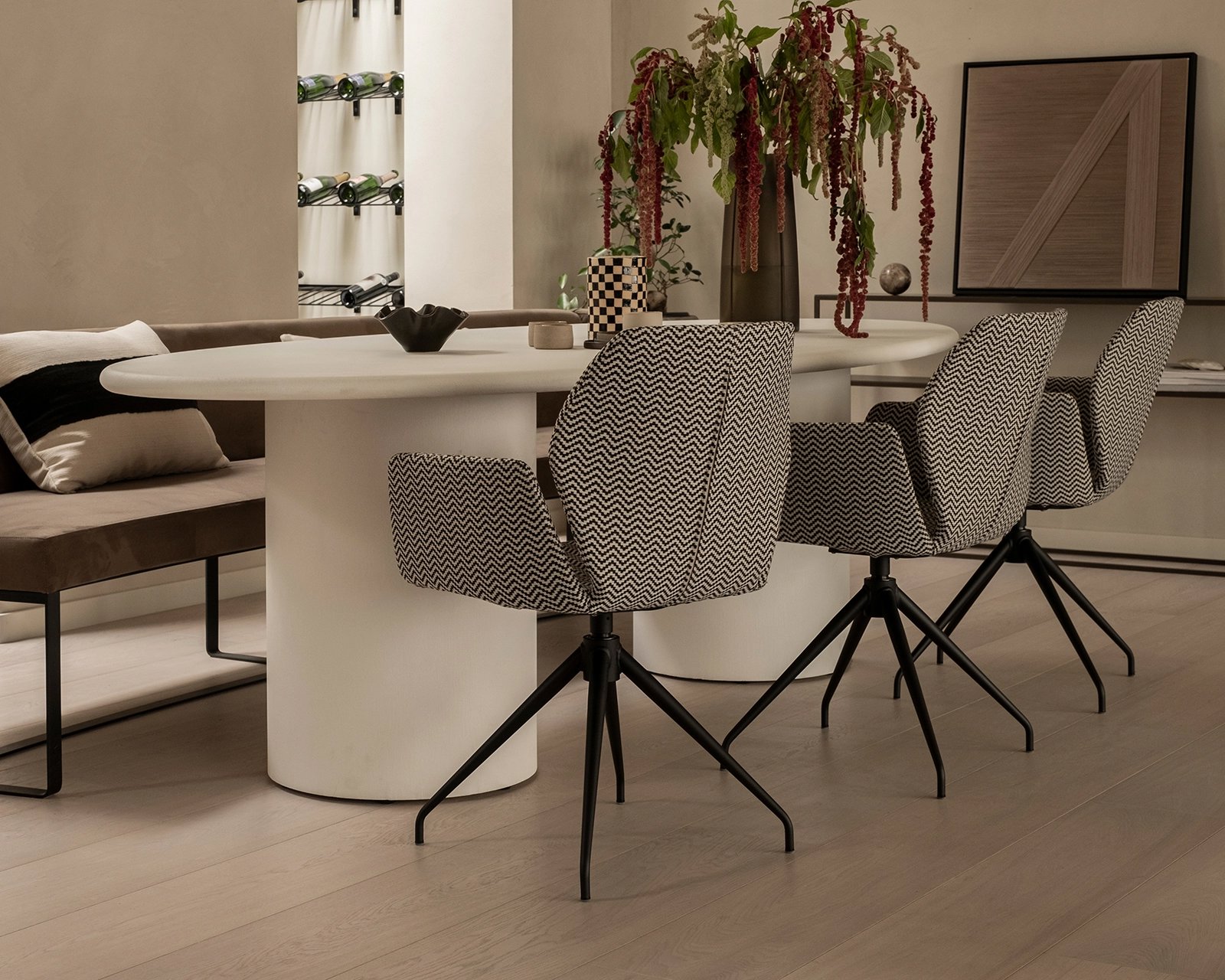 Ovale-betonnen-tafel-obbo-nesu-eetkamerbank-mood-stoelen4