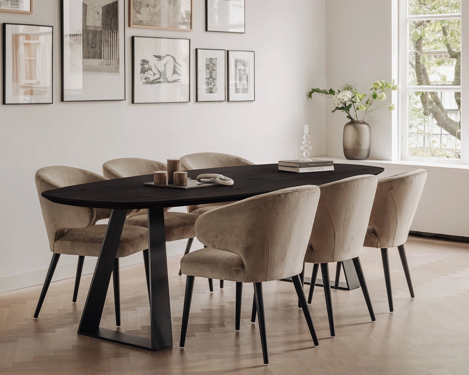 Deens-ovale-eiken-eettafel-Cruz-met-Bette-stoelen