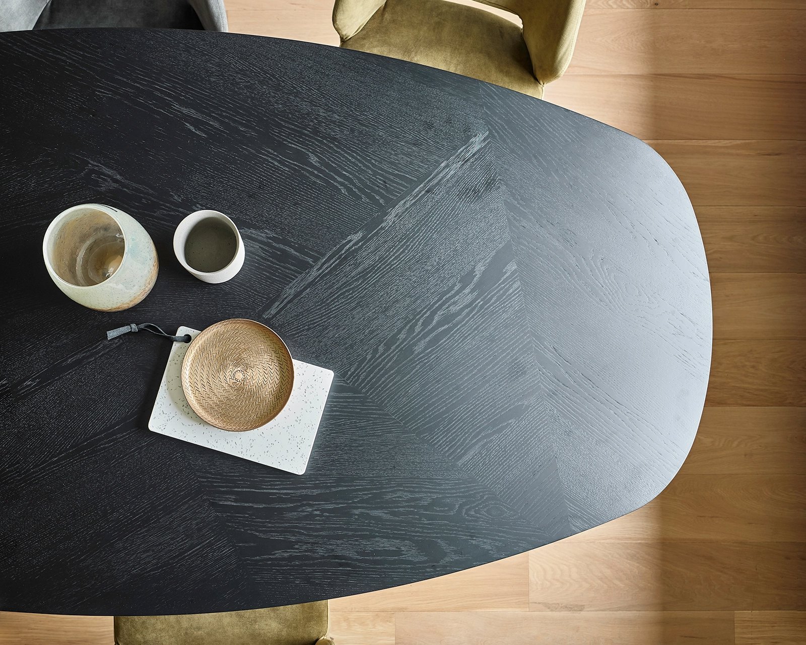 Oval dining table Eclipse