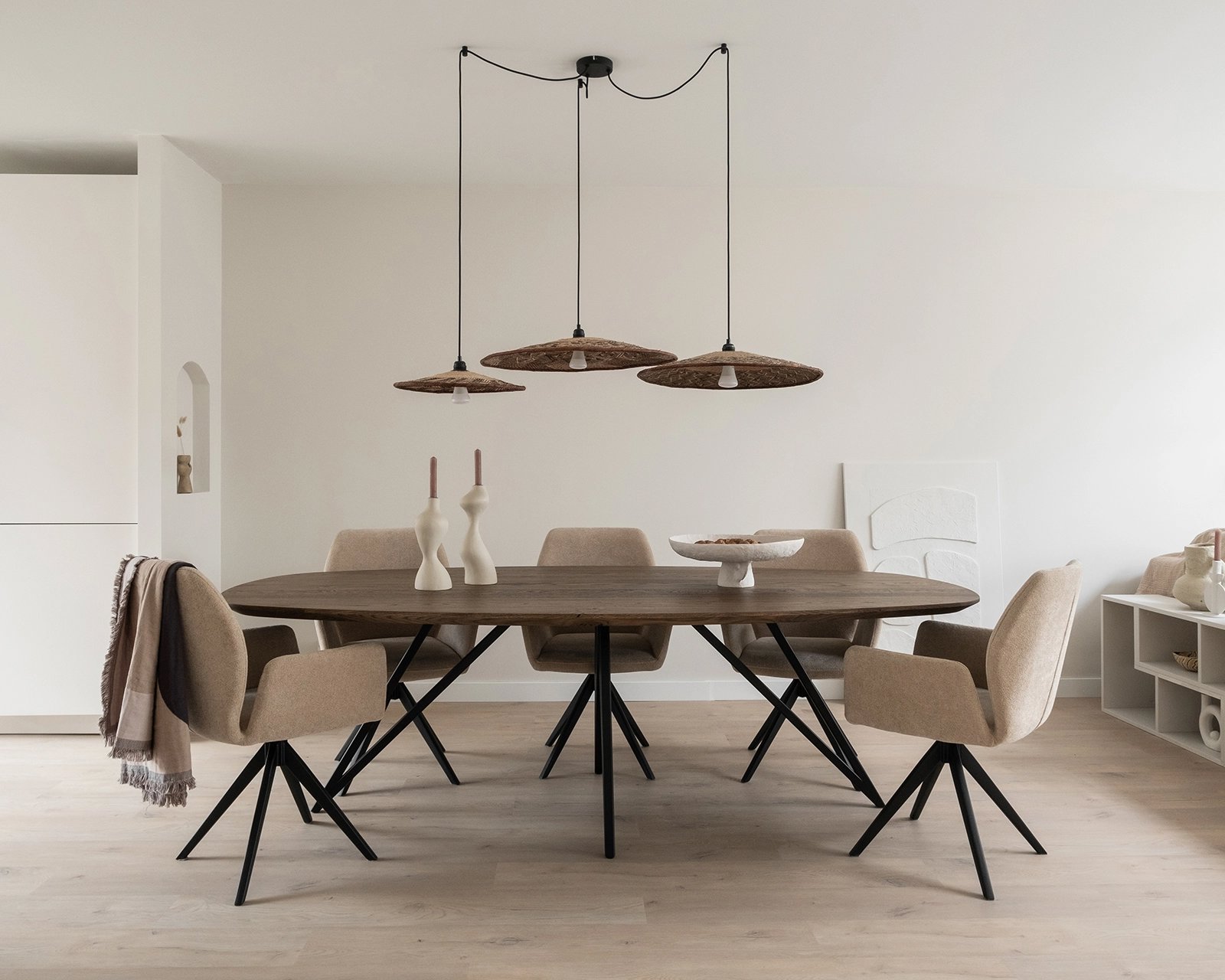 
Ovale eettafel eikenhout met onderstel Pomm in sfeervolle woonkamer | Table du Sud
