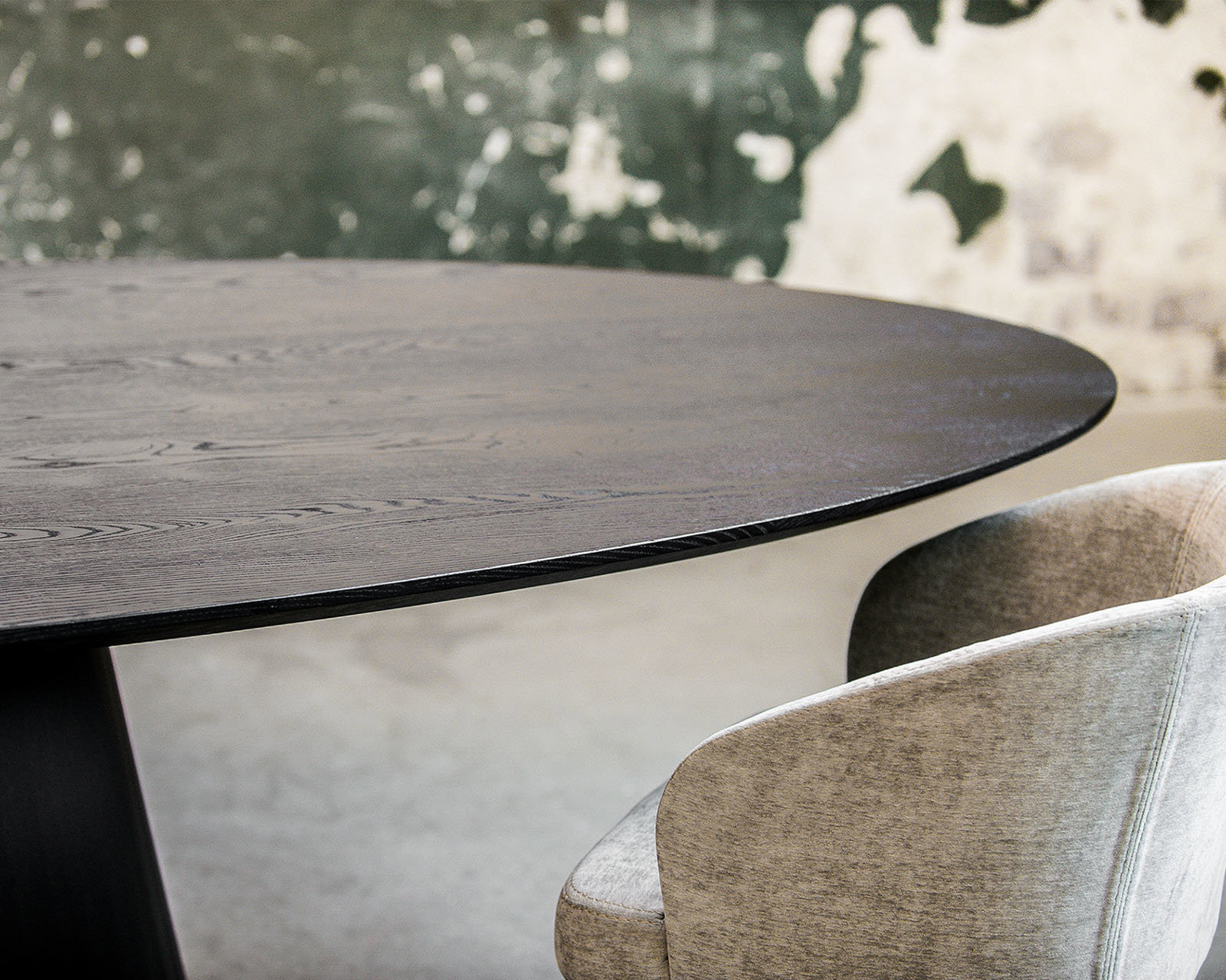 Ovale eettafel eikenhout zwart met onderstel Eqone | Table du Sud