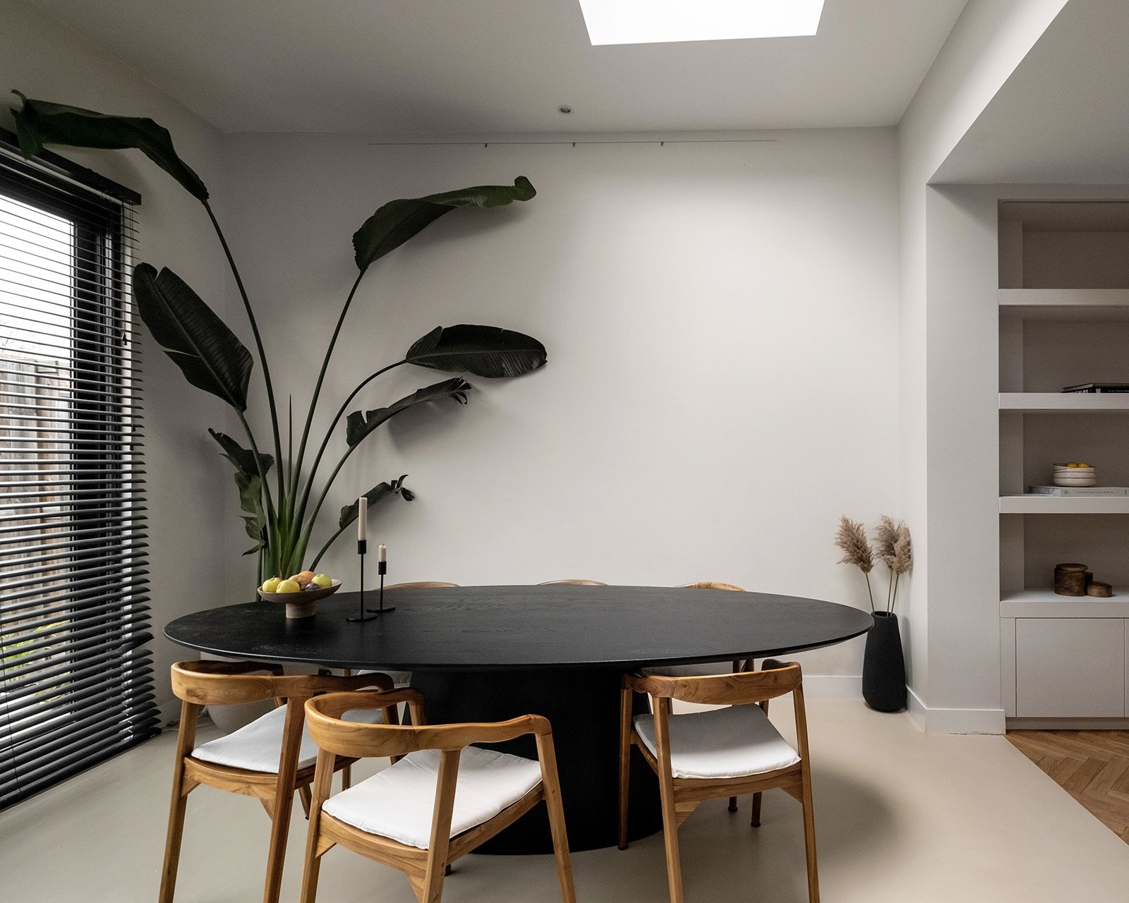 Ovale eettafel eikenhout met onderstel Eqone in sfeervolle woonkamer | Table du Sud