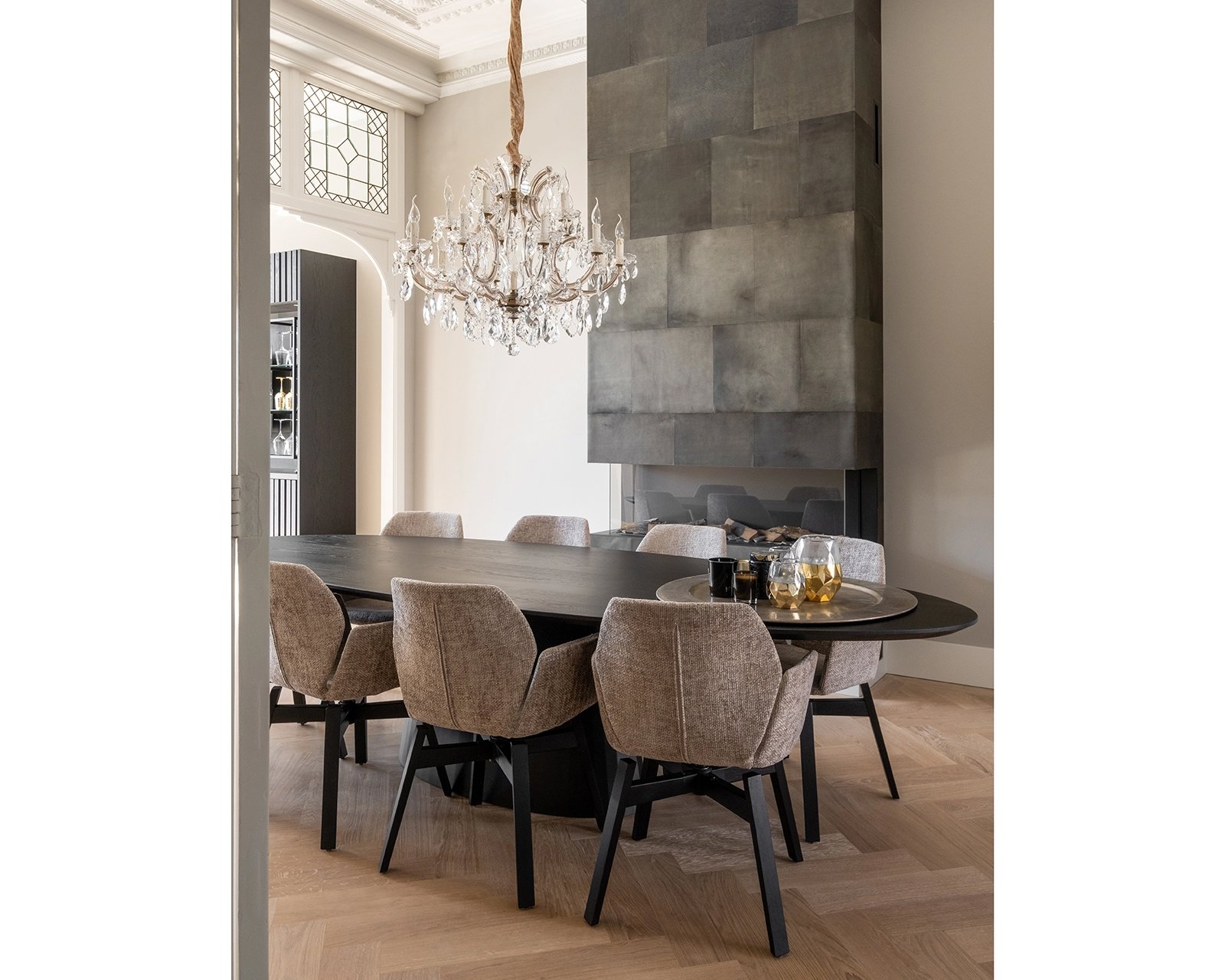 Ovale eettafel eikenhout met onderstel Eqone in sfeervolle woonkamer met Mood stoelen | Table du Sud
