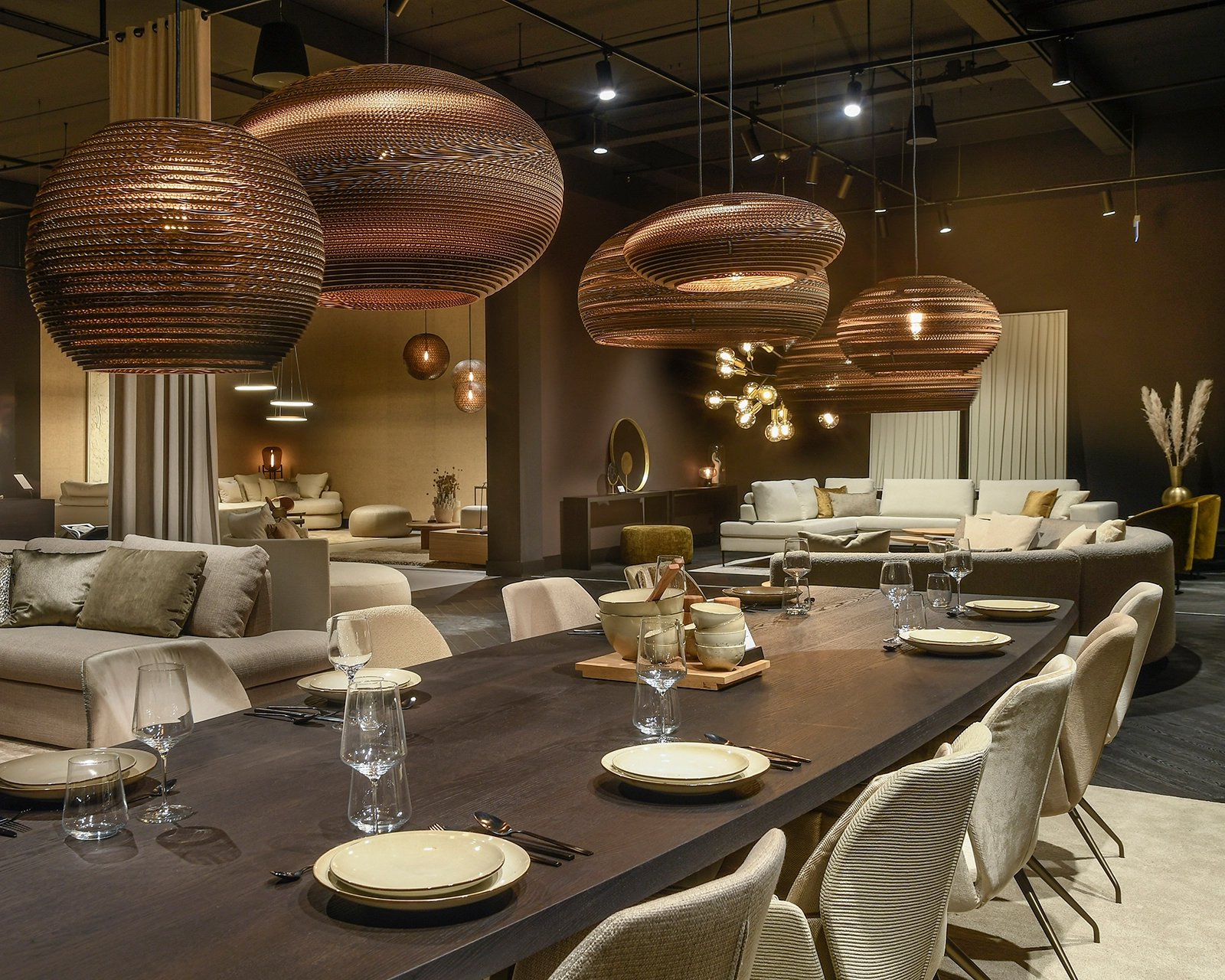 Ovale eettafel eikenhout met onderstel Eqone in sfeervolle woonkamer met Mood stoelen | Table du Sud