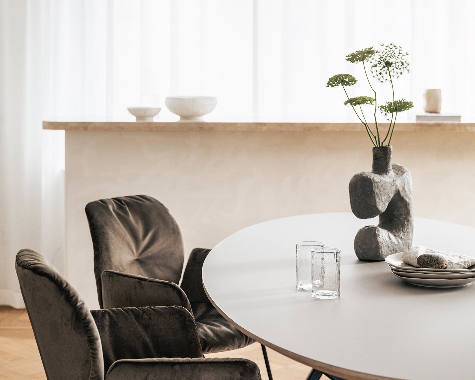 Ovale Fenix elegance eettafel Lachaud in beige arizone met de Mood #95 stoelen in materiaal Juke.