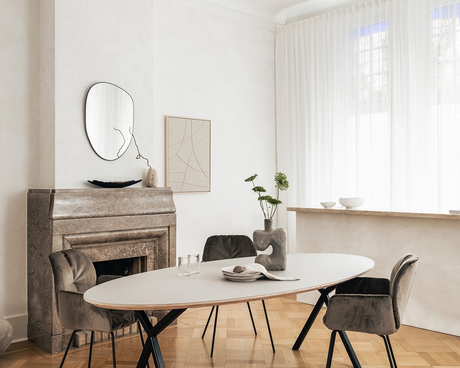 Ovale Fenix elegance eettafel Lachaud in beige arizone met de Mood #95 stoelen in materiaal Juke.